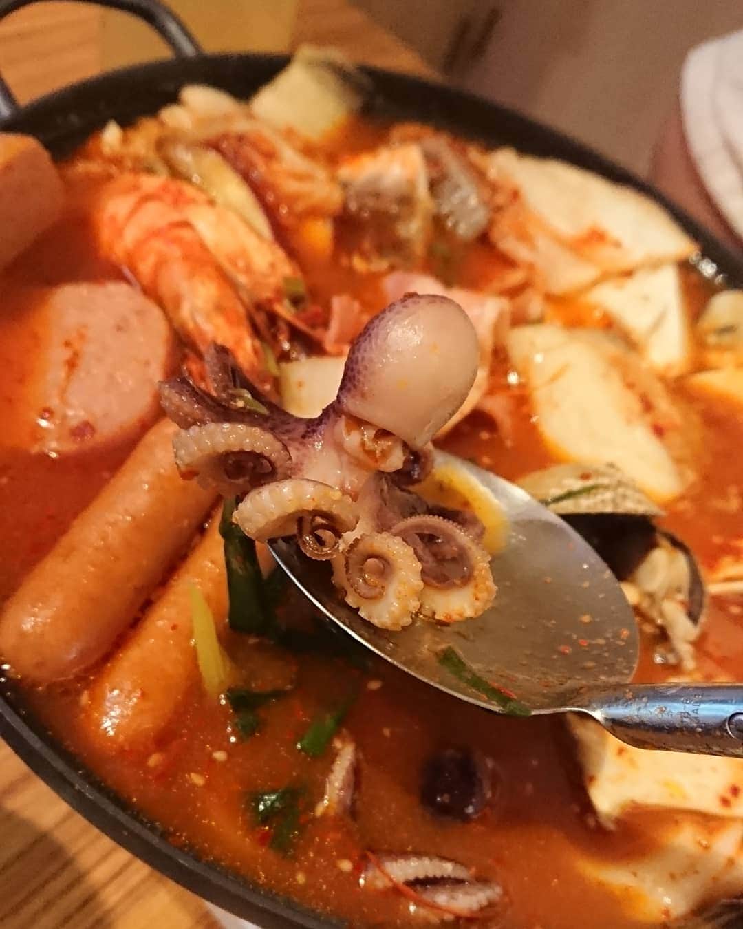 松浦麻里奈さんのインスタグラム写真 - (松浦麻里奈Instagram)「プデチゲ☺️pozenで食べる❢❢ →→→@pozen_inadazutsumi 二人前だけど、かなり量満腹😮💕 🎥movies  元々店長 和食だったらしく、韓国料理だけど メニューは一品ものも豊富である.•*¨*•.¸¸♬  お鍋も日ごとによってお魚の種類が違うらしいけど お魚はその日の仕入れによって変わるみたい😁🍴  そして、お通しがすんごく美味しい！ 手のこった一品👍✨揚げ出し豆腐～★ さすが！和風 ほっとするような、お酒にピッタリ❀  その間に海鮮プテチゲを ぐつぐつ煮込んていくと ほどよく海鮮のうま味がスープに染み込む～🙌💕  ちなみに、スープの出汁も手作り！ 食材から出た出汁を使ってるみたいで、 お好みで鍋の中の辛さを調整。  この辛味の元となる鍋の上に乗ってるペーストは 熟成させて、旨味を凝縮させて自家製で作っており このままでも美味しいし、じんわりと汗かくくらい～😁  色んな海鮮楽しめました！ 大人数でシェアしてもいいかもー！！  最後の〆に韓国ラーメン！ チーズでまろやかな辛さに。 美味しかった😋🍴💕  #pozen  #pozen韓国料理 #韓国料理pozen #pr#foodpr #foodstagram #foodpics #プデチゲ #プデチゲラーメン #海鮮鍋 #海鮮料理 #海鮮 #韓国料理 #激辛グルメ #グルメスタグラム #東京グルメ #神奈川グルメ #川崎グルメ #稲田堤 #韓国ラーメン #本格料理 #和食 #和食料理 #刺身#辛いの好き #辛いラーメン」7月24日 4時18分 - ay114.831m