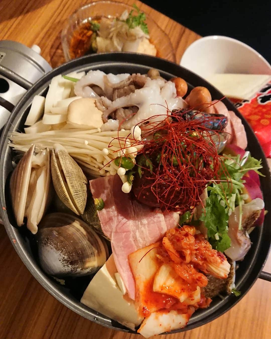 のインスタグラム：「プデチゲ☺️pozenで食べる❢❢ →→→@pozen_inadazutsumi 二人前だけど、かなり量満腹😮💕 🎥movies  元々店長 和食だったらしく、韓国料理だけど メニューは一品ものも豊富である.•*¨*•.¸¸♬  お鍋も日ごとによってお魚の種類が違うらしいけど お魚はその日の仕入れによって変わるみたい😁🍴  そして、お通しがすんごく美味しい！ 手のこった一品👍✨揚げ出し豆腐～★ さすが！和風 ほっとするような、お酒にピッタリ❀  その間に海鮮プテチゲを ぐつぐつ煮込んていくと ほどよく海鮮のうま味がスープに染み込む～🙌💕  ちなみに、スープの出汁も手作り！ 食材から出た出汁を使ってるみたいで、 お好みで鍋の中の辛さを調整。  この辛味の元となる鍋の上に乗ってるペーストは 熟成させて、旨味を凝縮させて自家製で作っており このままでも美味しいし、じんわりと汗かくくらい～😁  色んな海鮮楽しめました！ 大人数でシェアしてもいいかもー！！  最後の〆に韓国ラーメン！ チーズでまろやかな辛さに。 美味しかった😋🍴💕  #pozen  #pozen韓国料理 #韓国料理pozen #pr#foodpr #foodstagram #foodpics #プデチゲ #プデチゲラーメン #海鮮鍋 #海鮮料理 #海鮮 #韓国料理 #激辛グルメ #グルメスタグラム #東京グルメ #神奈川グルメ #川崎グルメ #稲田堤 #韓国ラーメン #本格料理 #和食 #和食料理 #刺身#辛いの好き #辛いラーメン」