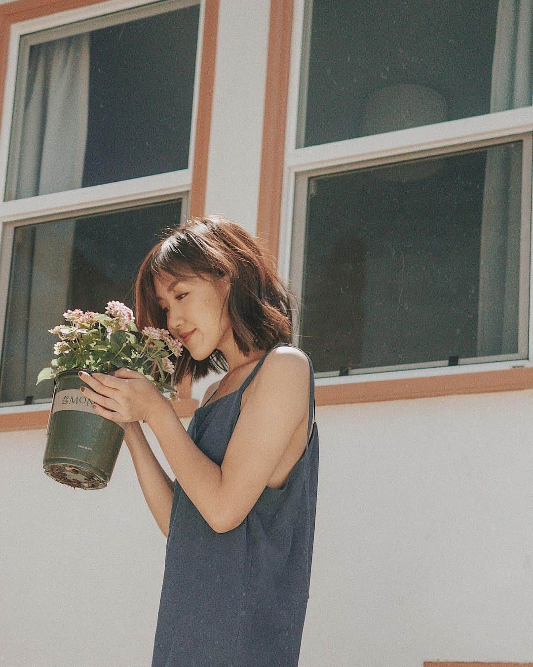 W E Y L I Eのインスタグラム：「Quickly realized this plant has no scent after this photo 😂 Gardening in cute clothes is my Summer mood 🌸   Wearing our Ren Jumpsuit from @shopwomn Series III. I’m wearing an XS!」