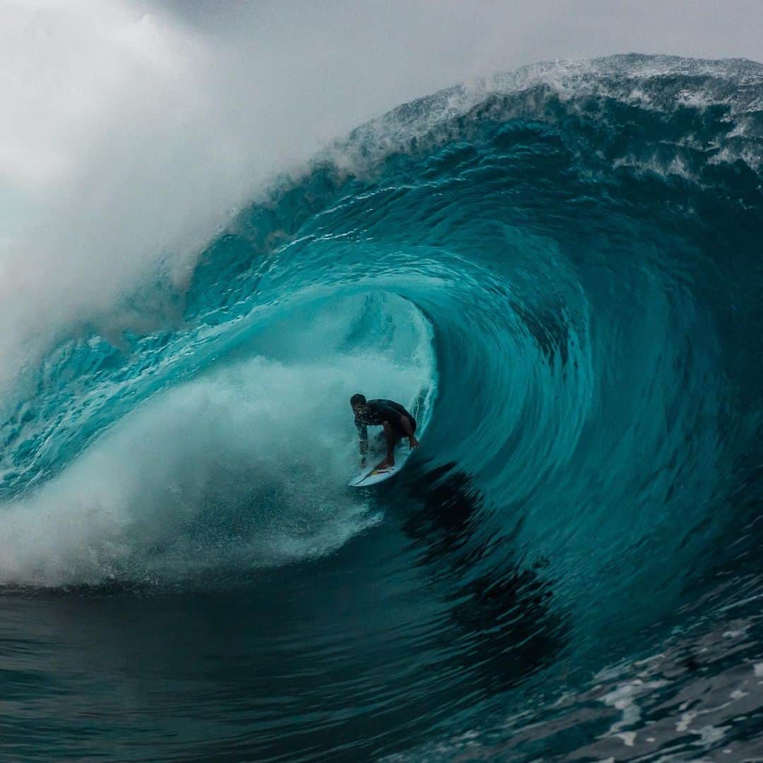 ミシェル・ボレーズのインスタグラム：「Living  in tahiti is a dream and also a nightmare when it comes to waves . It’s super fun until it gets really big. I can’t sleep the night before and the drive to teahupoo is stressful because you can see the size of the waves all the way there . I always have that feeling that it could be my last surf ever because you can get really hurt so quickly . But after spending some times in the water , everything comes natural. You get so excited and motivated by the young generation charging , it keeps feeding my hanger for “big”waves. I would like to thanks the companies that keep believing in me since all the years . @redbullfrance  @firewiresurfboards  @airtahitinui  @futuresfins  @oamsurf   📷 @kirvanb」