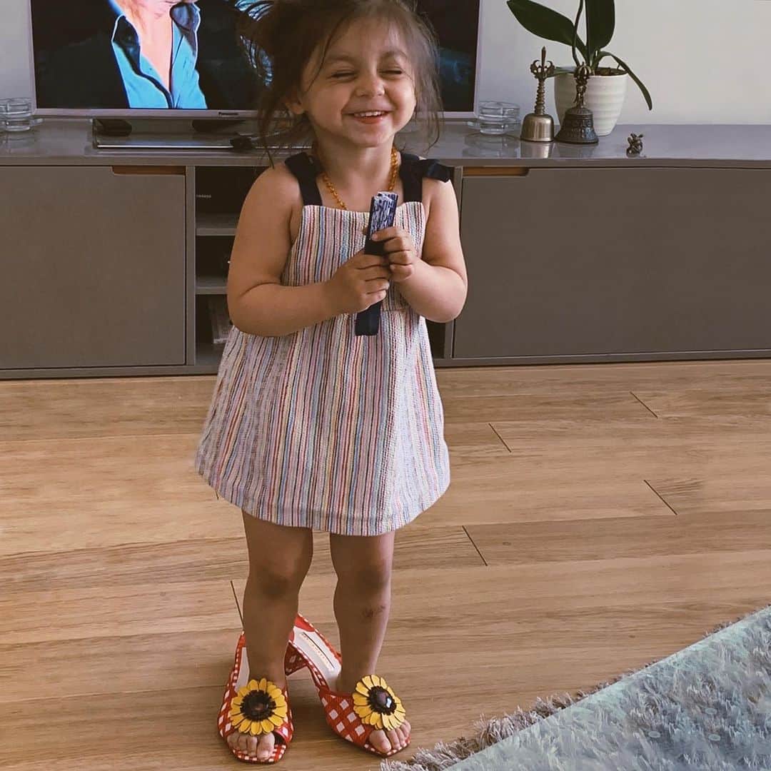SOPHIA WEBSTERさんのインスタグラム写真 - (SOPHIA WEBSTERInstagram)「No shoe’s too big for a shoe loving mini! Little Lola has bought us so much joy in our ‘happy shoes’  @absolutely_flavourous! 🌻🥰⁣ ⁣ 📸 Thanks @sarajlp for sharing this lil’ cutie with us⁣ ♥️ ⁣ #SophiaWebster」7月24日 4時36分 - sophiawebster