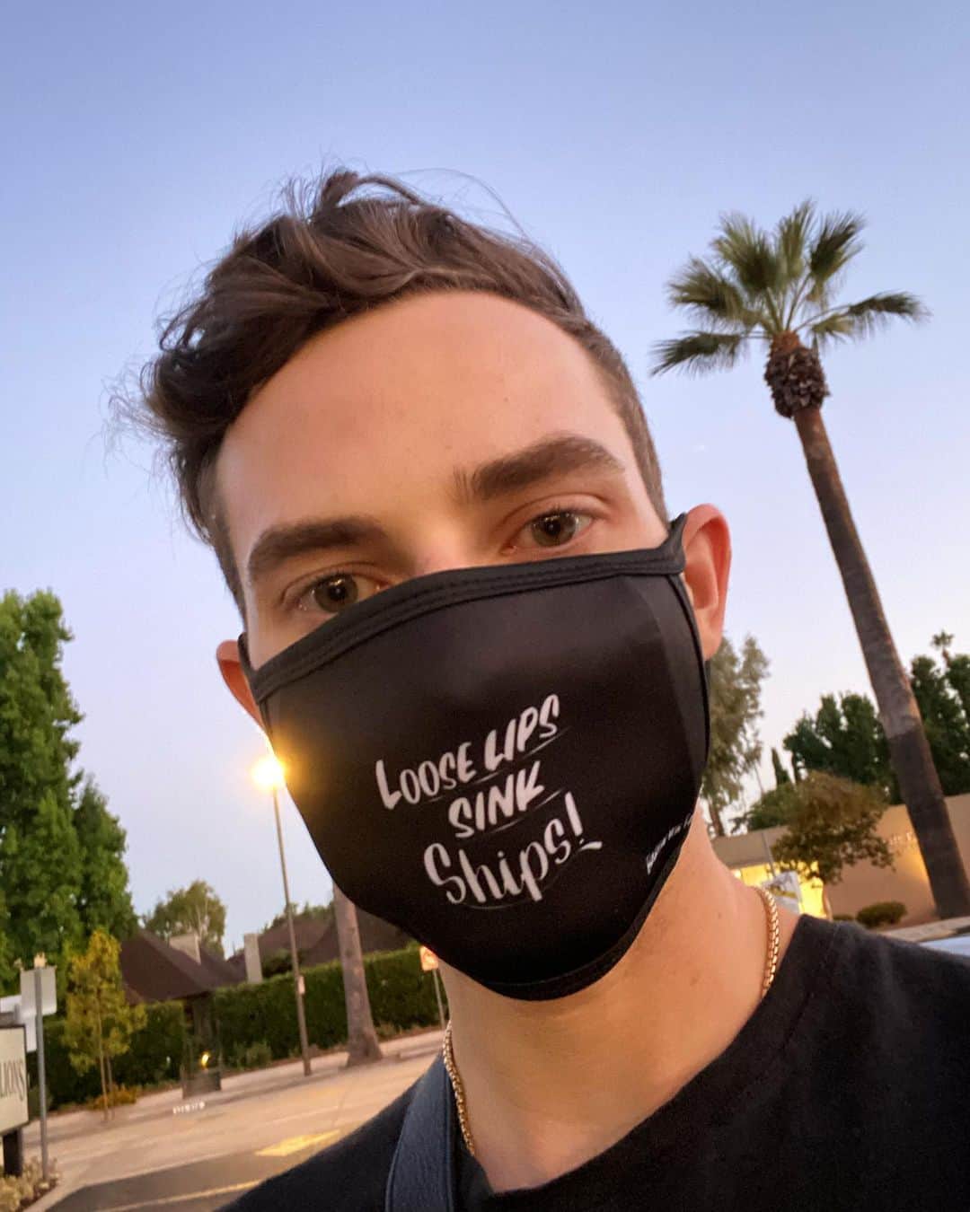 アダム・リッポンのインスタグラム：「WEAR A MASK」