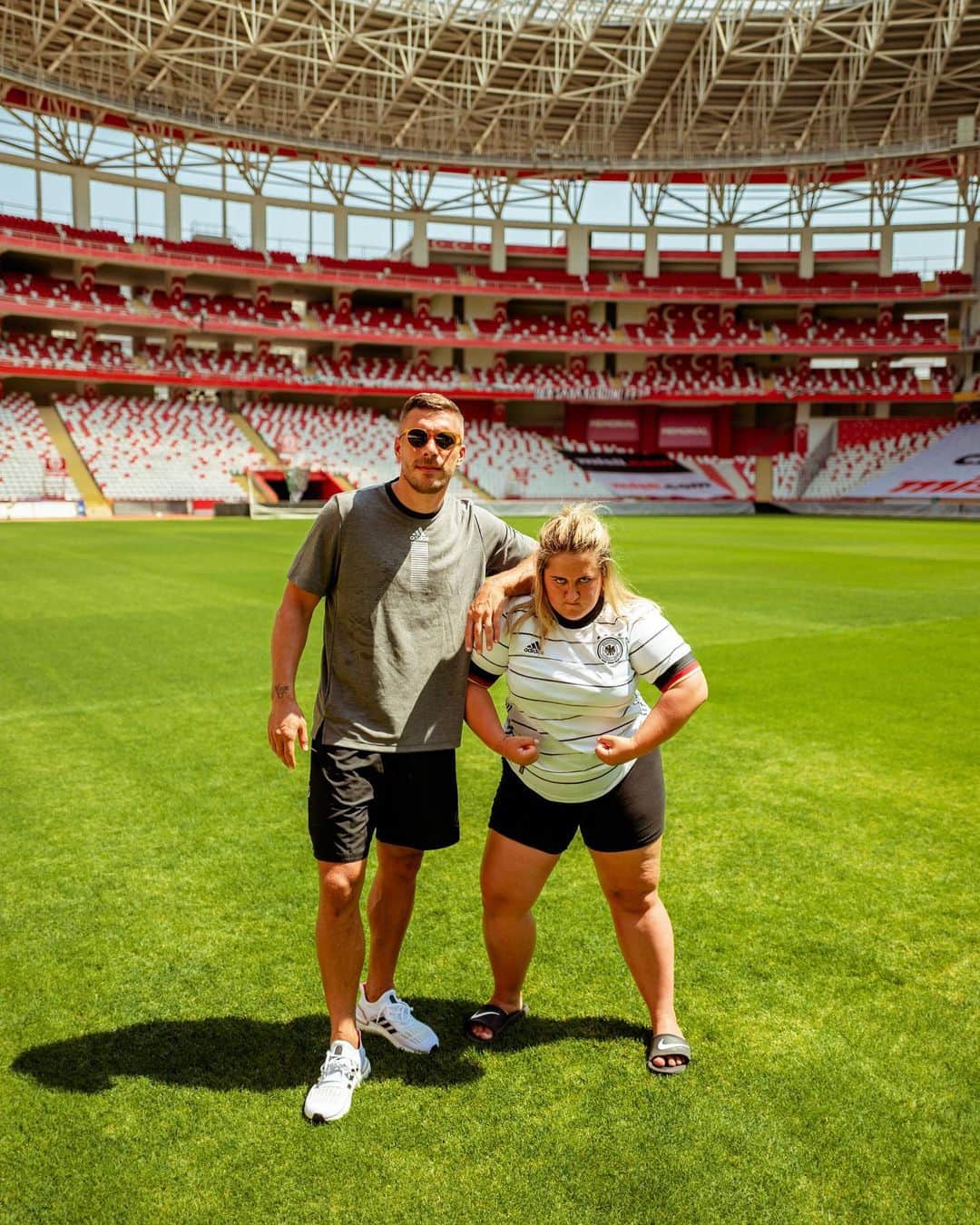 ルーカス・ポドルスキさんのインスタグラム写真 - (ルーカス・ポドルスキInstagram)「3 Amateure in Antalya ⚽️ #willkommen #team @rewinstagram @laserluca @selfiesandra 🤝」7月24日 4時44分 - lukaspodolski