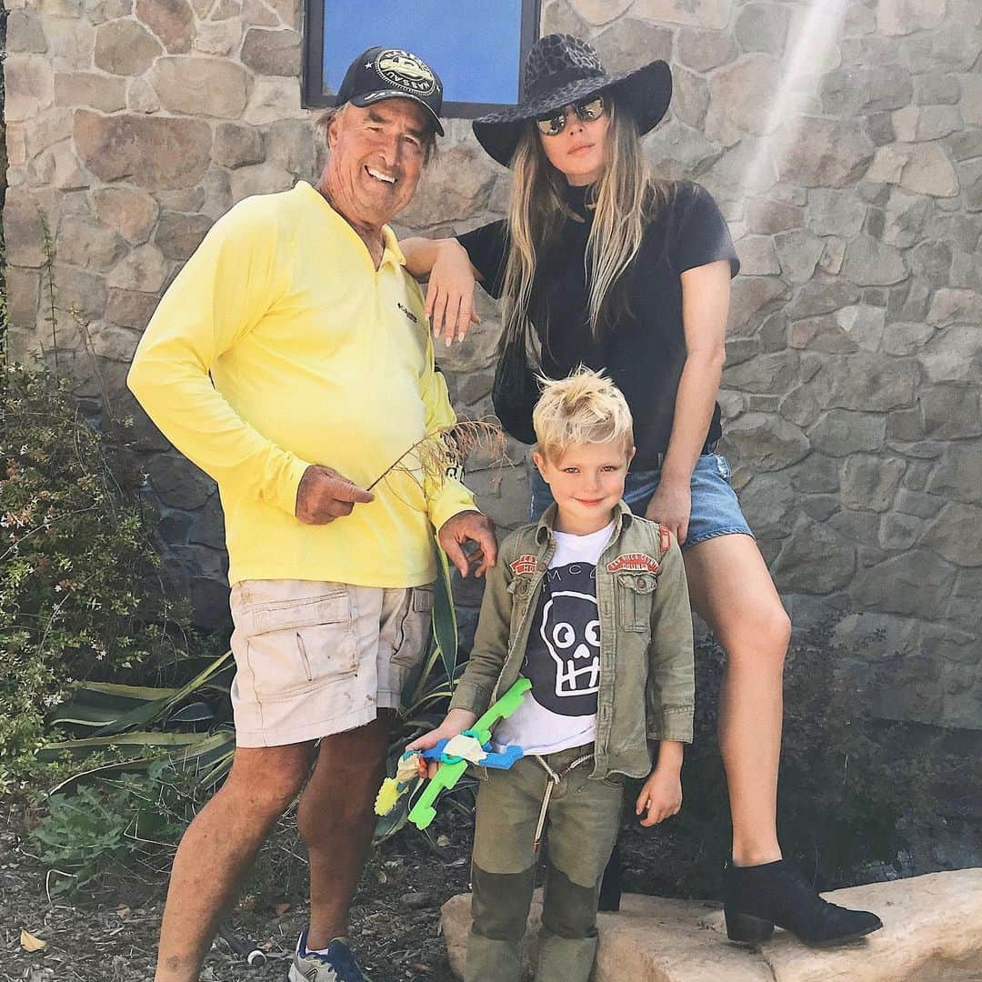 ファーギーさんのインスタグラム写真 - (ファーギーInstagram)「Happy 73rd birthday dad!! We love you so much💚💚💚💚 #fergusoncrest」7月24日 4時38分 - fergie