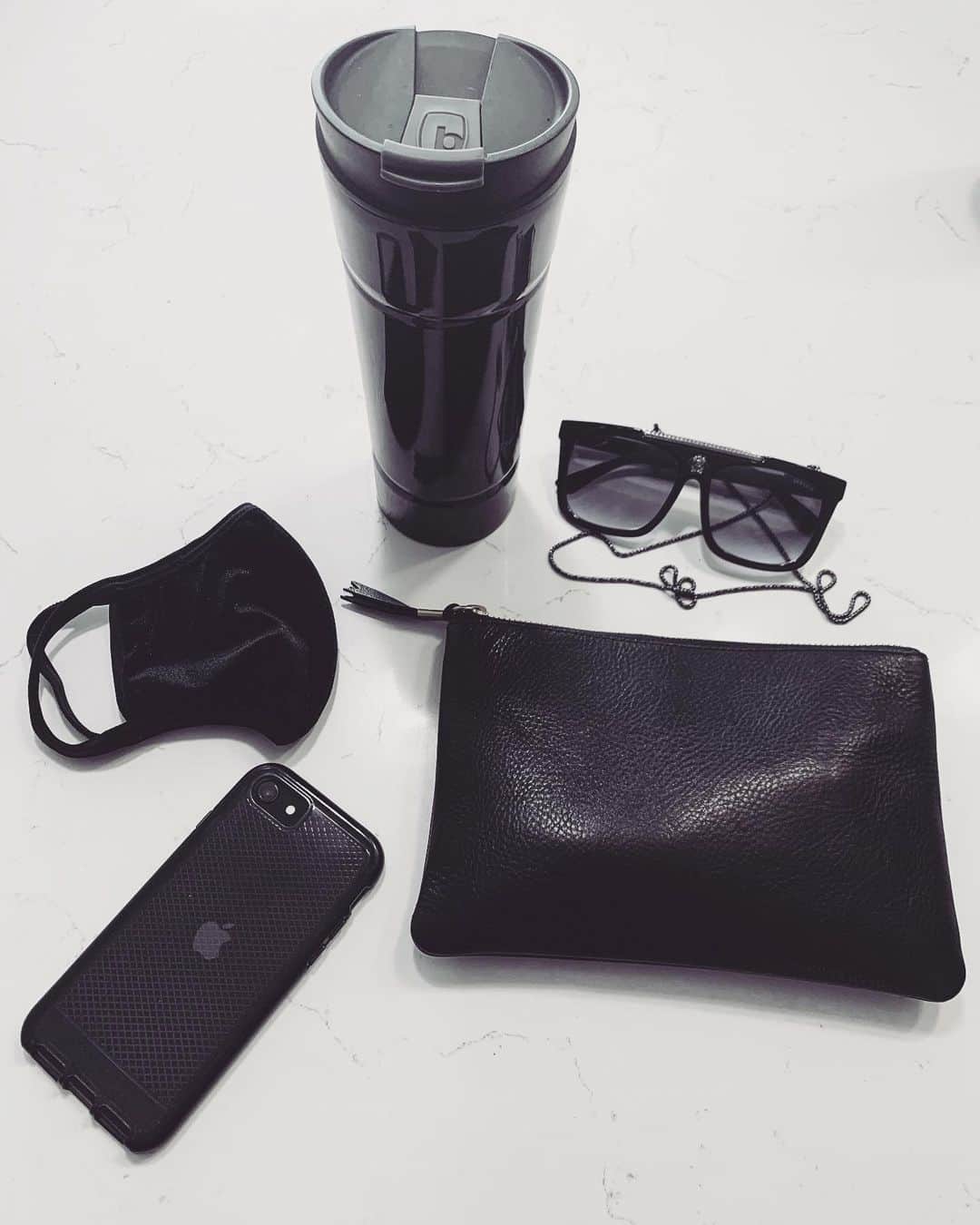 レオン・エルスのインスタグラム：「#essentials #blackout #blackonblack」