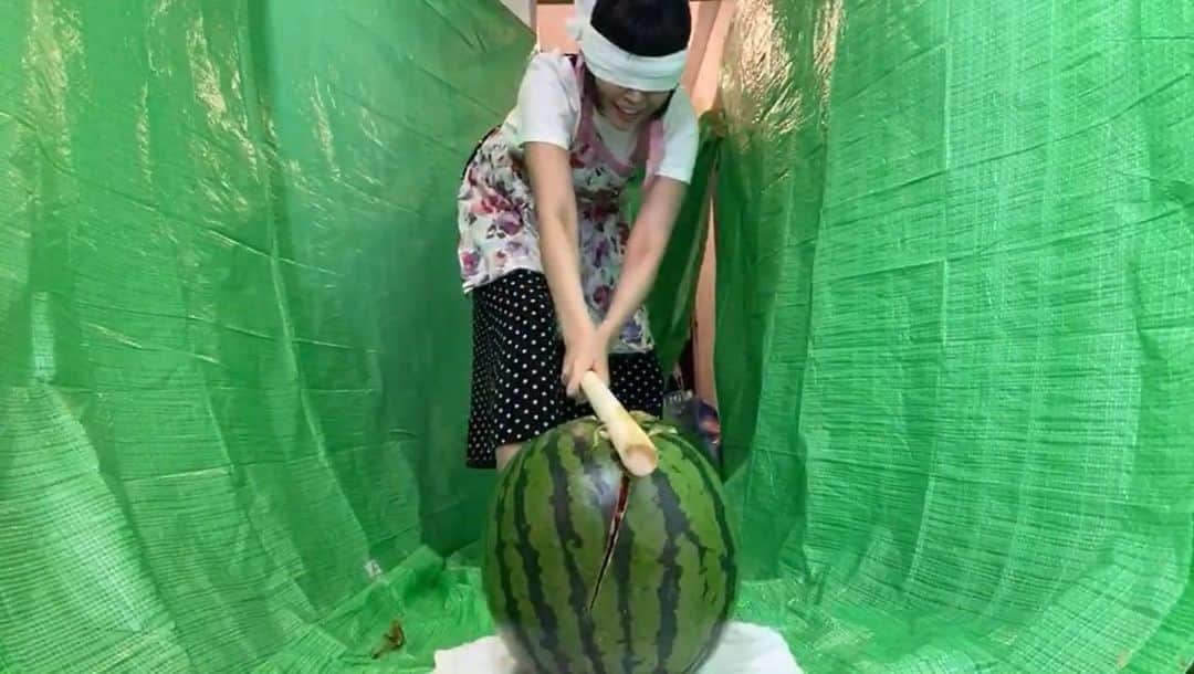 彩羽真矢さんのインスタグラム写真 - (彩羽真矢Instagram)「夏だ！すいかだ！スイカ割り！  YouTubeサブチャンネルでスイカ割りしました！！同時視聴数3600人も来てくれて盛り上がったーーー☆  すいか水分たっぷりで甘くて美味しすぎました♡  #happy #watermelon #japanese #followｍe #fun #自撮り #セルフィー #selfie #me」7月24日 4時48分 - chami_444