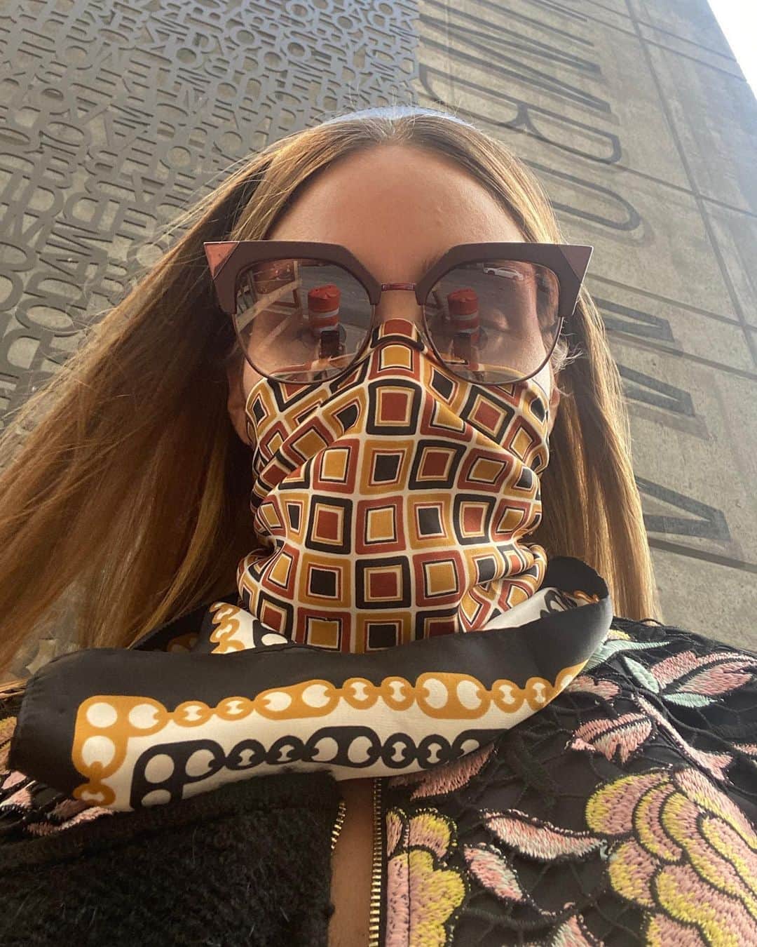 オリヴィア・パレルモのインスタグラム：「Thanks for the challenge @simonhuck! ❤️💪#wearadamnmask, wear a damn scarf, or like me a combination of both! However you choose to style your mask, wear one that covers your mouth and nose to help protect yourself and others. See my stories for a little tutorial on my mask/scarf combo 😷」