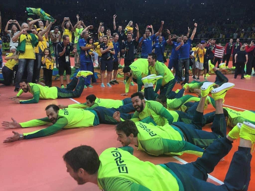 ウィリアム・アルジョナのインスタグラム：「Aquele grito que continua ecoando... #Rio2016  Pra vc que é fã do vôlei, pratica e torce, mto obrigado! Manda um alôôô aí sobre esse momento histórico!  Começamos a contagem... #Tokyo2020 #1yeartogo #Toquio2020 👊」