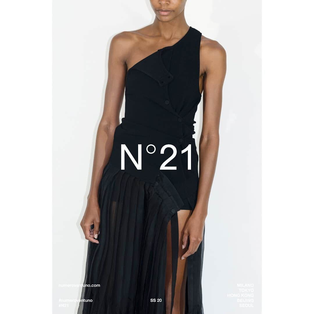 ヌメロ ヴェントゥーノさんのインスタグラム写真 - (ヌメロ ヴェントゥーノInstagram)「N21 Spring Summer 2020 Collection. In store. NOW.  #N21 #numeroventuno #alessandrodellacqua #N21SS20」7月9日 21時37分 - numeroventuno