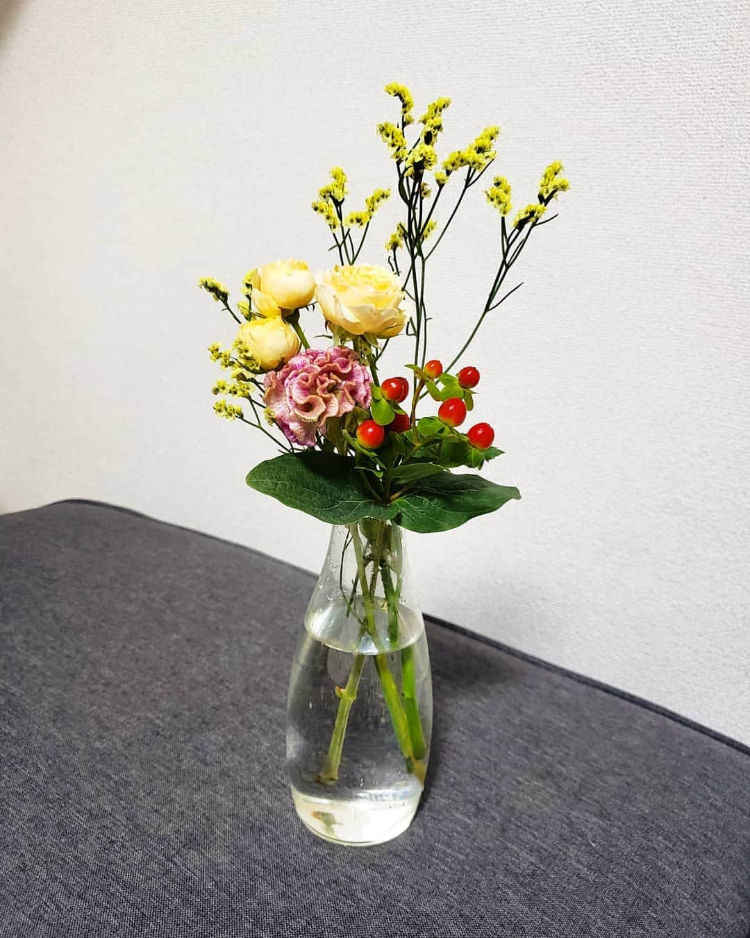 Hiromi Tomiiさんのインスタグラム写真 - (Hiromi TomiiInstagram)「. . . @bloomeelife  . . . おはよん(*^^*) @bloomeelife 今週のお花が届いたよ(*^^*) . . 前のお花が元気がなくなってきたなーって頃に届くよん(*^^*)私は500円コースにしてる(*^^*) . 先週のお花もまだげんきだから一緒に飾ってる(*^^*) . 初回のお花お届けが無料になるクーポンはこちら ▼▼クーポンコード▼▼ ■クーポンコード：hiromi ■有効期限：2020年7月30日 . . . . #bloomeelife#花のある暮らし#お花のある暮らし #サブスク#自由華#お花好きな人と繋がりたい #写真好きな人と繋がりたい #spバラ#ケイトウ#マーメイドピンク#ピペリカム#HBスターチス」7月9日 21時38分 - hiromi.tomii
