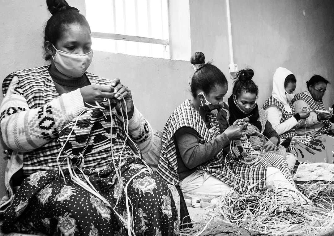 ジャマンピュエッシュのインスタグラム：「Discover the know-how of the Malagasy craftsmen creating Jamin Puech’s raffia bags, illustrated by Viviane Rakotoarivony.  With the purchase of a raffia bag before July 31, you make a donation to support Vivian’s project that helps families affected by the Covid-19.  Link in bio for more info.」