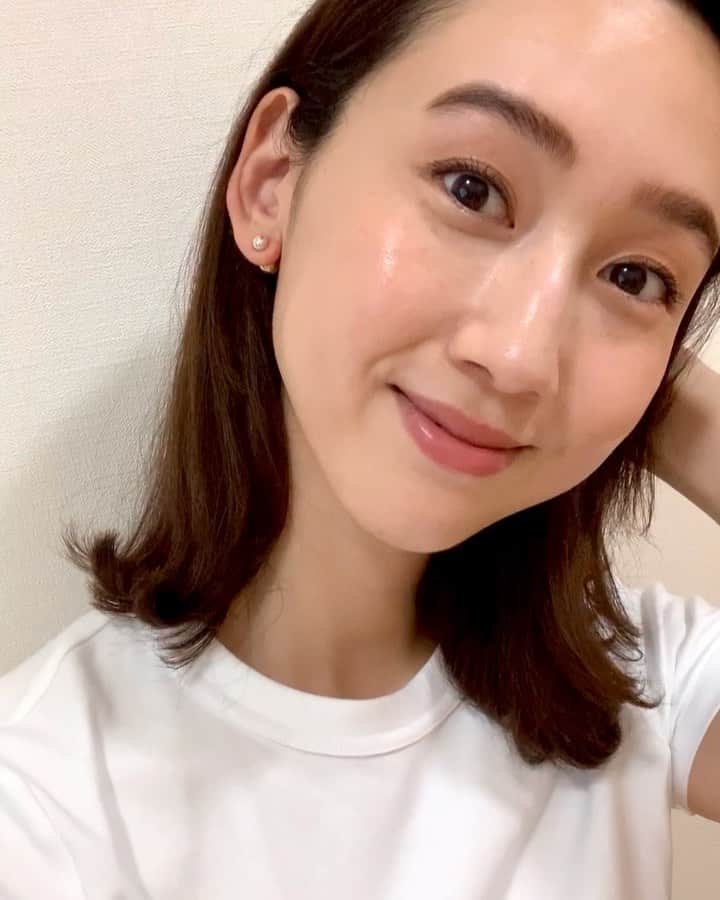 松原汐織のインスタグラム：「#makeup 💄 ドアップ失礼します🙏🏻(色味がわかる様に美肌アプリを使用していないので、ソバカスなどお見逃しください🙇🏻‍♀️) ・ Stay home期間を経て、自分の中での定番を見直した方も多いはず❣️ 私も少し変わって、よりスキンケアに重きを置いてメークが薄くなりました。 今日は、“今”の私の定番メイクを紹介させていただきます✨ いわゆるナチュラルなコンサバメイクです🙋🏻‍♀️ ・ ①ベースメイク @lunasolofficial グロウイングデイクリームUVを全顔に塗る→ @etvos.jp ミネラルコンシーラーパレットで目の下のクマを隠す→ @femmue_japan エバーグロウクッションを頬周りの気になるところのみ塗る→ @mimc_natural ミネラルクリーミーチーク01を頬に塗る→ @burtsbees ハイライトを目と目の間の鼻の骨・まぶたの中央・唇の上・口角・顎に塗る。  ②アイブロウ @tomfordbeauty ブロースカルプティングキット01の左と @celvoke.jp インディケイトアイブロウパウダー07、少しだけアイシャドウに使う @chanel.beauty の茶色を混ぜてブラシで描く→ @andbe_official リキッドアイブロウ ダークブラウンを物足りないところにプラス。 ・ ③アイメイク @chanel.beauty レベージュパレットルガールウォームの一番上をアイホール全体に塗り、右上と左下を混ぜて二重幅＆下瞼にも塗る。左上をアイライナー代わりに使い、右下のラメを黒目の上に仕上げにちょこんとのせる👀 @canmaketokyo クイックラッシュカーラー→ @heroinemake ロングアンドカールWP01を重ねる→まつ毛の際に @heroinemake アイライナー茶色で埋める。 ・ ④リップ @burtsbees SunsetCruiseに @cosmedecortejp ザルージュBE854を重ねる。 ・ と、こんな感じです😊 長く使っているアイテムもありますし、一番新しいものはCHANELのアイシャドウです！(ハズレ色が無くて◎) ・ “今”のお気に入りのコスメなので、また新入りが出たり入ったりするかと思います😂 その際はまた紹介させてください❤️❤️ ・ #しおりの美容道 #コスメ #コンサバ #ナチュラルメイク」