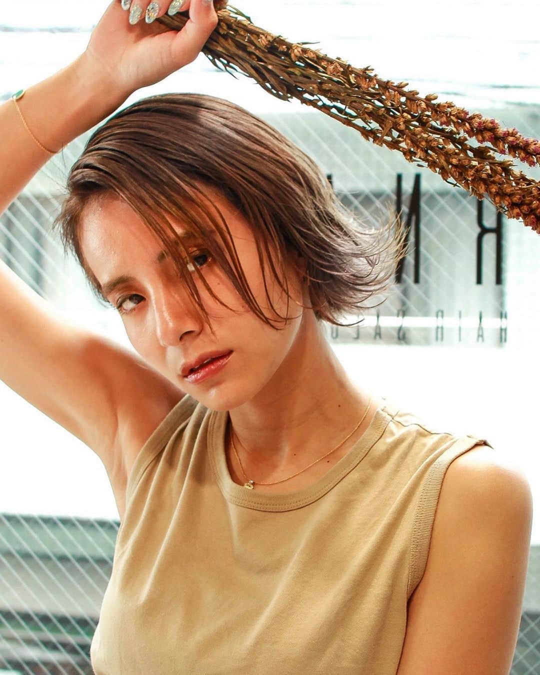 佐野千晃のインスタグラム：「このヘアスタイル可愛い🤤﻿ ﻿ あたしの髪の毛がもっと元気ならシルバーみたいな色にしたいんだけど細くて弱い、、、_(:3 ⌒ﾞ)_﻿ ﻿ #shooting #shoot #camera #salon #work #model #撮影 #写真 #写りだけは良い #仕事 #好き #仕事依頼 #受付 #作品撮り #作品撮りモデル #モデル #サロンモデル #カメラマンさん募集 #カメラマン #カメラマンさんと繋がりたい #作品どり」