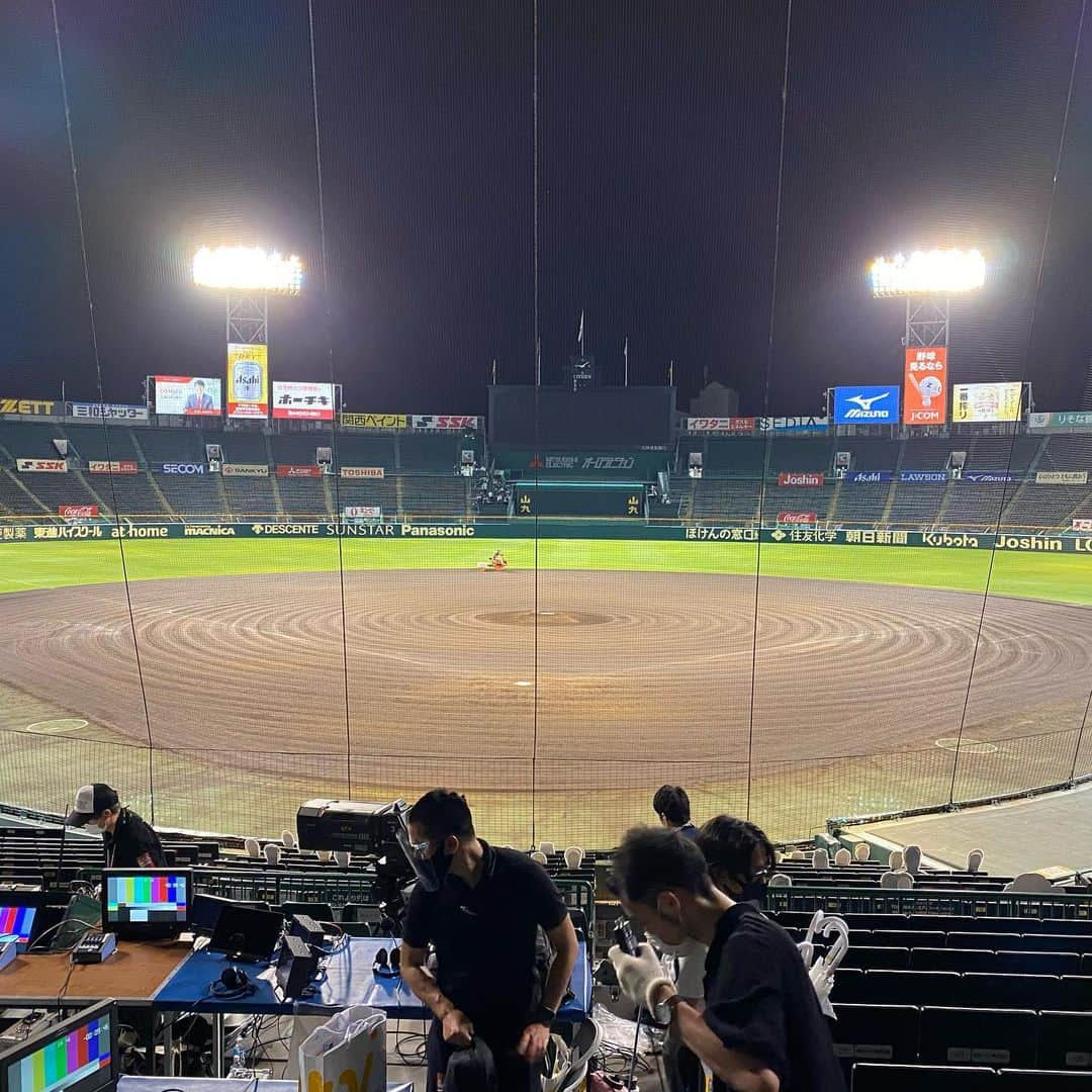 本野大輔さんのインスタグラム写真 - (本野大輔Instagram)「阪神VS巨人伝統の一戦 タイガースが本拠地開幕を２－１で勝利しました。 ボーア選手のホームランは凄まじかったです。  中継が終わり後片付け中の甲子園。 雨も降らす、阪神も勝ち、タイガースファンにとっては素晴らしい試合でした。  次のytvの野球中継は 来週１４日火曜　阪神VSヤクルトです。  この試合、私が実況を担当します。 解説は岡田彰布さん、赤星憲広さん。  また甲子園で勝ちゲームをお伝えできますように。 是非ご覧ください！  #甲子園 #阪神タイガース #試合後 #後片付け #読売テレビ #プロ野球」7月9日 21時38分 - daisuke.motono_ytv