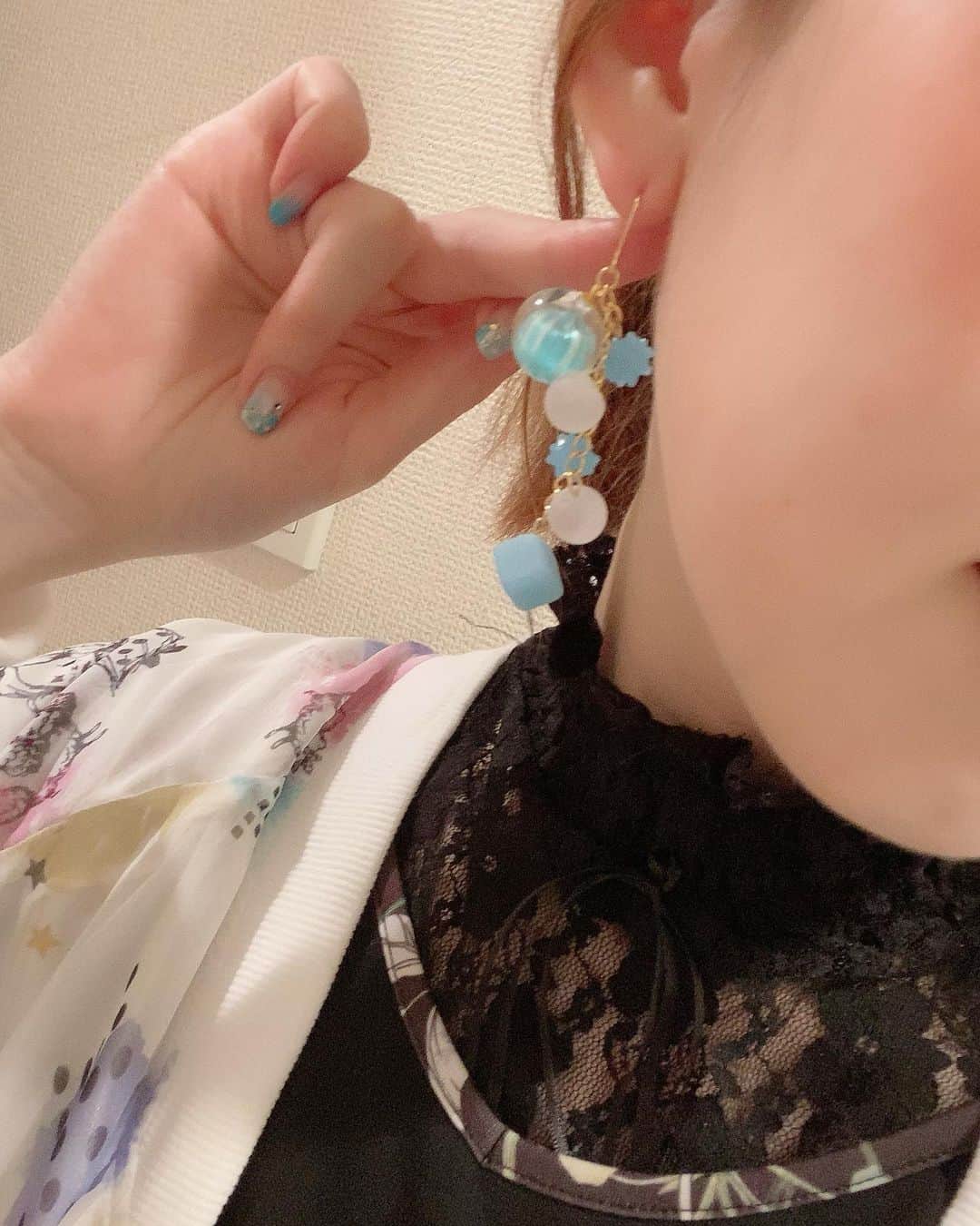 桜咲千依のインスタグラム：「本日のピアス🐈❤  ナナコプラスさんでカスタマイズして作ってもらったピアス( *´꒳`* )  夏っぽくて可愛い🌻✨(美味しそう...  #ナナコプラス #ピアス」