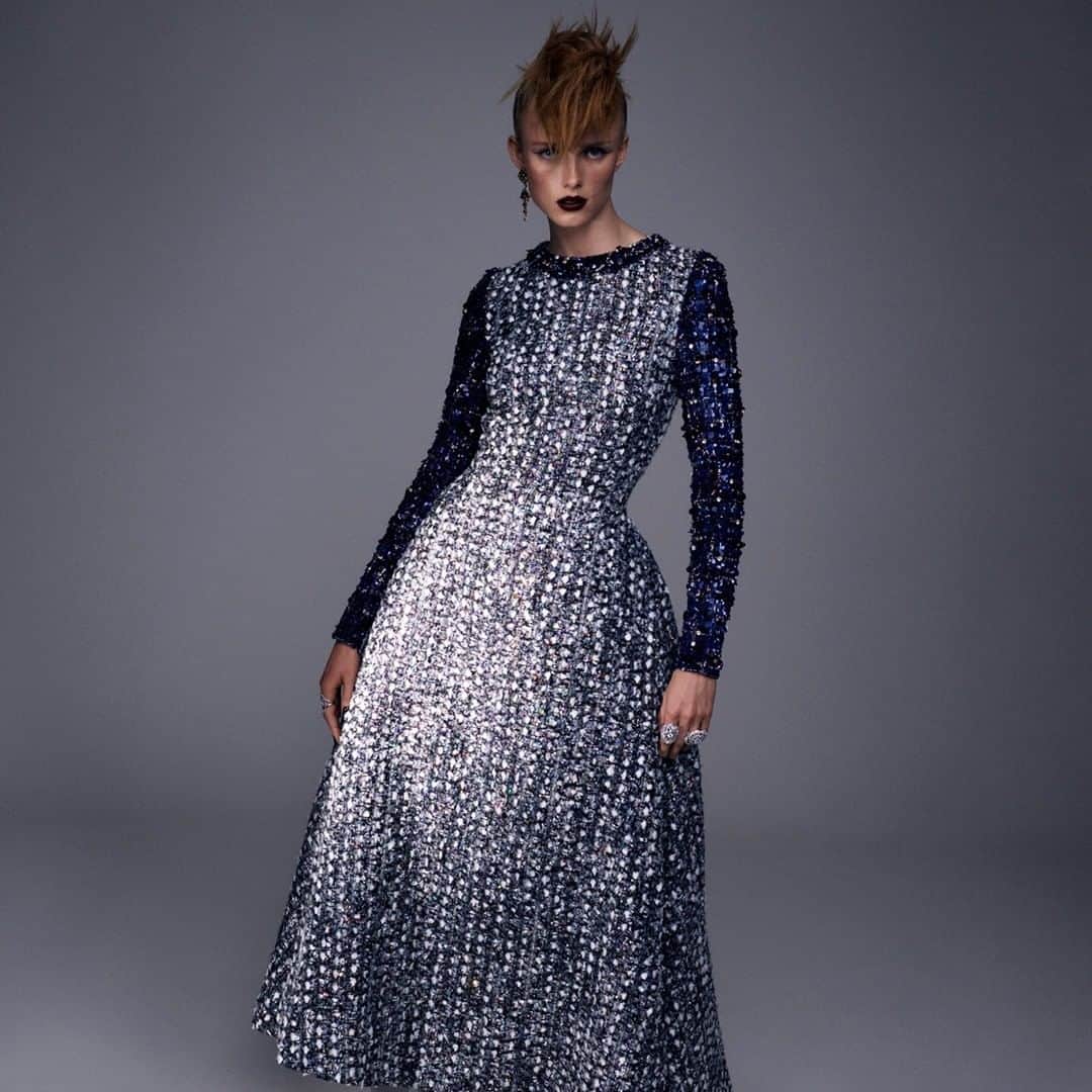 シャネルさんのインスタグラム写真 - (シャネルInstagram)「A slender silhouette in grey tweed enriched with multicoloured sequins — the CHANEL Fall-Winter 2020/21 Haute Couture collection, photographed by Mikael Jansson. Featured with CHANEL High Jewelry.   See all the looks on chanel.com  #CHANELHauteCouture #CHANEL #CHANELHighJewelry @MikaelJansson @RianneVanRompaey」7月9日 20時10分 - chanelofficial