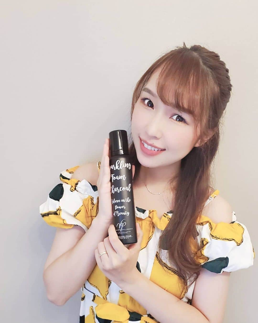 佐藤夏希のインスタグラム：「🍀ヴァニティーフィロソフィー🍀  最近スパークリングフォームチャコールを使ってみたんだけど 使うたびに感動してる(TT♡)  炭酸と炭の力で吸着して汚れを浮き出してくれるし、ガゴメエキスが入っているおかげで洗い上がりがもっちりなの💓  そして商品のデザインが‥素敵すぎて😭❤️ツボ♡ 見てるだけでウキウキしちゃう♡  公式アカウント @vanityphilosophy では新商品が当たるキャンペーン中なのでぜひ応募してみてね(^^)♡ * * #ヴァニティーフィロソフィー#洗顔#炭酸洗顔#男の子#男の子ママ#おやこーで #むすこーで #息子#息子ラブ #2歳#ママ#ママさんと繋がりたい #ママスタグラム#mama#mamastagram #mamanoko #ママリ#妊娠記録#マタニティライフ#マタニティ#二人目妊娠中#babyboy#boy#成長記録#幼児」