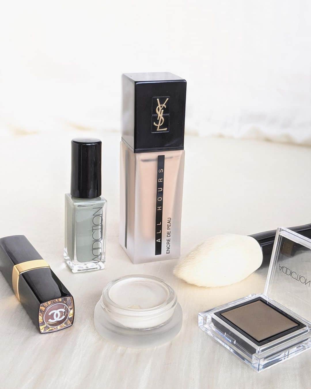 のインスタグラム：「Summer makeup + cosmetic essentials🖤  今よく使ってるメイクとコスメ  CHANEL #53 CHICNESS   YSL FOND DE TEINT B40   rms beauty luminizer   ADDICTION #176 Deep Emerald   ADDICTION NAIL #104S Swept Away」
