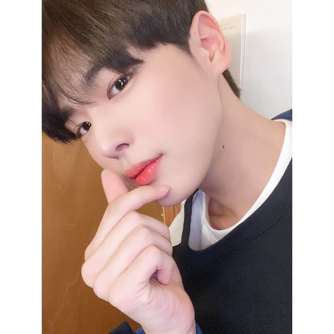 Victonさんのインスタグラム写真 - (VictonInstagram)「[#빅톤] #VICTON_ONTACT_LIVE [#Mayday] 🔜 #찬 & #병찬 셀카 깜짝 공개📸 . 세상 서윗한 차니 병차니의 무대는 7월 12일에 만나요💛💙 . 🎟 VICTON ONTACT LIVE 만날 준비 하기 🗝 https://bit.ly/2AgpSE4 . #VICTON」7月9日 20時05分 - victon1109