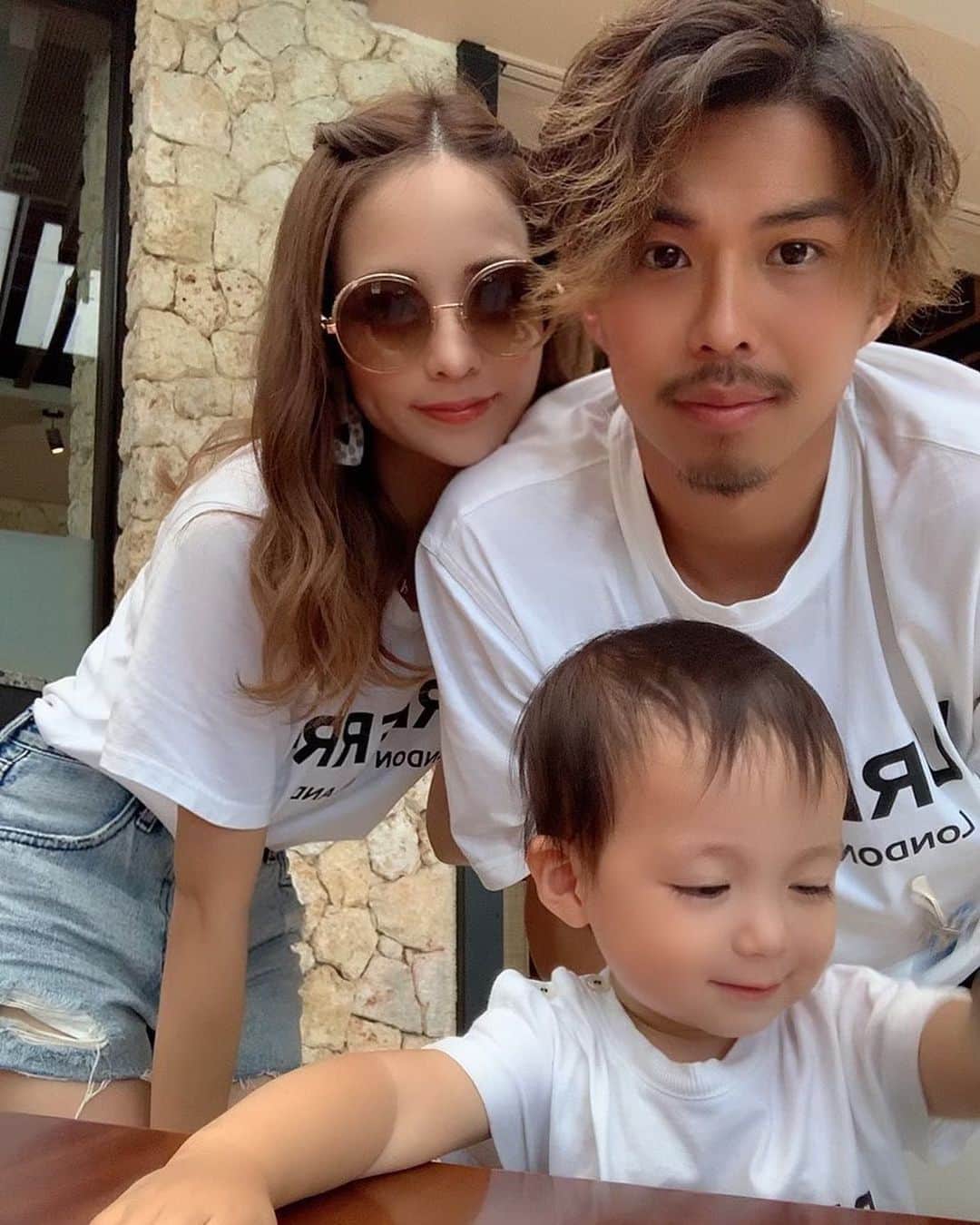 のインスタグラム：「. . この日は家族みんなで、 お揃いコーデでしたとさっ👚🤍 よく聞かれるサングラスの質問 2枚目にタグ付けしております🏷 . . . #家族旅行 #家族写真 #お揃いコーデ」