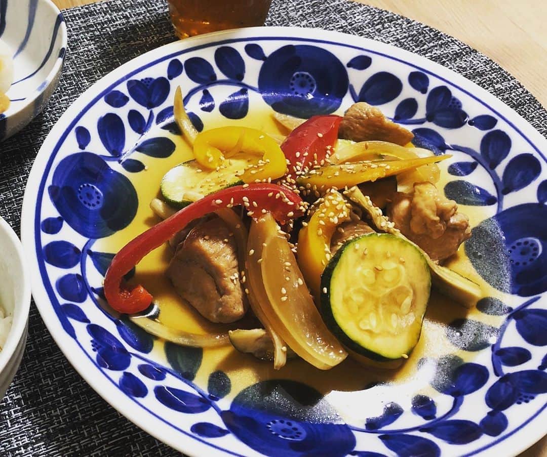 栗原文音のインスタグラム：「今日の夜ご飯〜 昨日の夜から仕込みをして💓 鳥もも肉と夏野菜の揚げ浸し✨ 一晩付けた甲斐がありました！！ 夏野菜美味しい😋 なかなか美味しかったー💪✨ #くりキッチン#栗原文音#今日の夜ご飯#夏野菜#最高#パプリカ#かぼちゃ#水なす#たまねぎ#ズッキーニ」