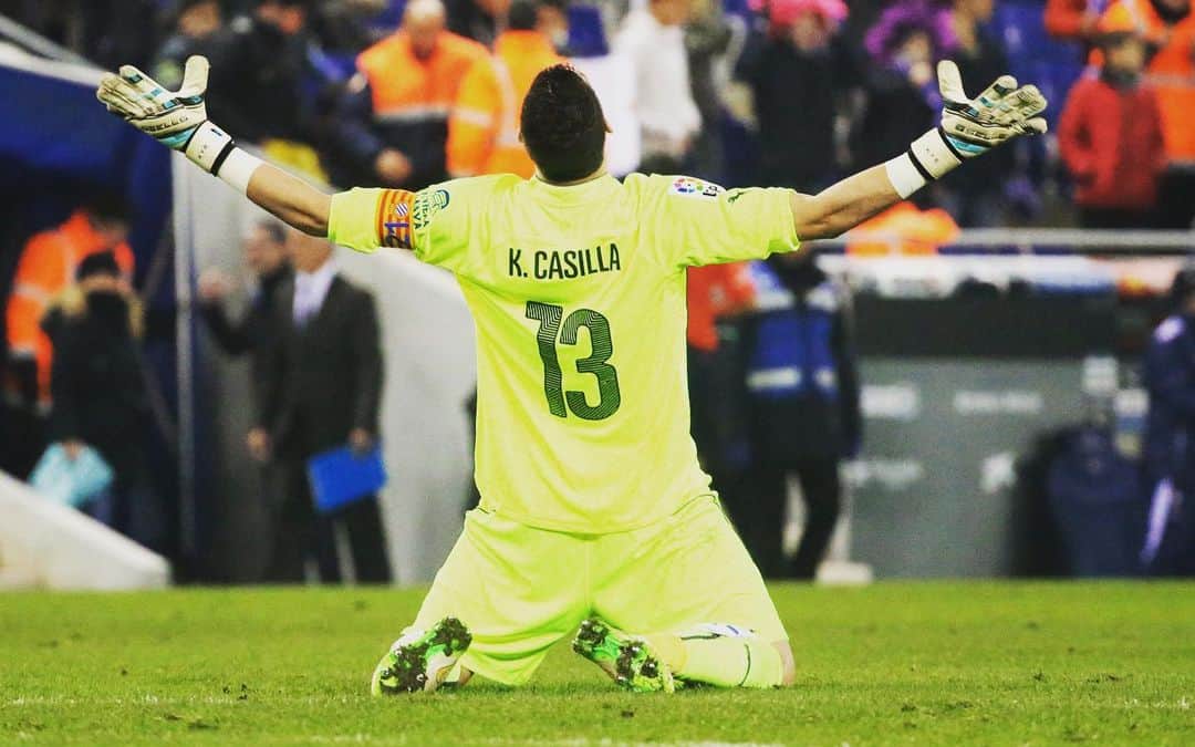 キコ・カシージャのインスタグラム：「Día muy duro hoy para todos los que queremos al @rcdespanyol ,pero estoy convencido de que VOLVEREMOS muy pronto,con el apoyo incondicional de esta espectacular afición, Ánimo Pericos !!!  Orgullosos de este club y el año que viene de nuevo en Primera  💪💪💪💙🤍💙🤍#meravellosaminoria」