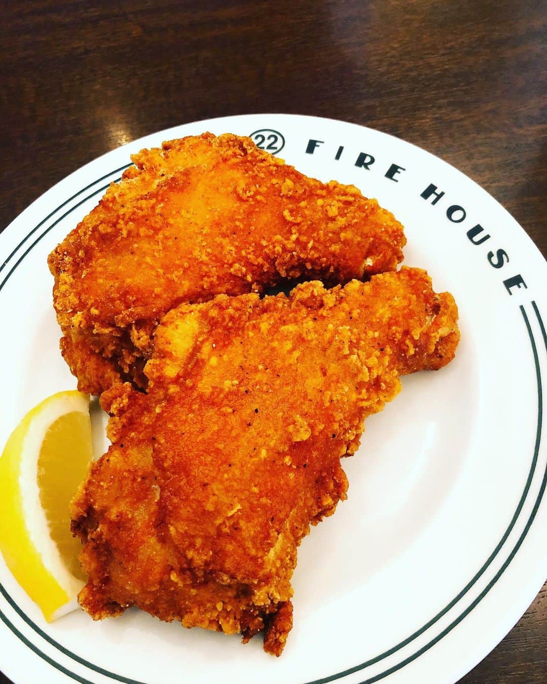 池田彩さんのインスタグラム写真 - (池田彩Instagram)「この前食べたやーつ🍔 美味しかったぜー！  #ハンバーガー #hamburger  #friedchicken #chicken  #firehouse  #face #顔」7月9日 20時18分 - aya_ikeda_official