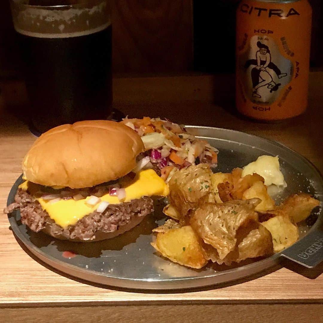 The Japan Timesさんのインスタグラム写真 - (The Japan TimesInstagram)「Beer and burgers; burgers with beer. Either way, that’s a killer combination, especially when the bar in question features 12 taps of premium microbrews. Factor in a funky little building at the heart of one of Tokyo’s classic carousing districts, and you know already the new Mikkeller Kanda is going to be great. Click on the link in our bio for the full restaurant review. 📸 Robbie Swinnerton (@tokyofoodfile) . . . . . . #Japan #Tokyo #Kanda #hamburger #hamburgers #instafood #meat #beer #japantimes #日本 #東京 #神田 #ハンバーガー #チーズバーガー #食事 #美味しい  #食べ物 #ビール #ジャパンタイムズ #🍔」7月9日 20時27分 - thejapantimes