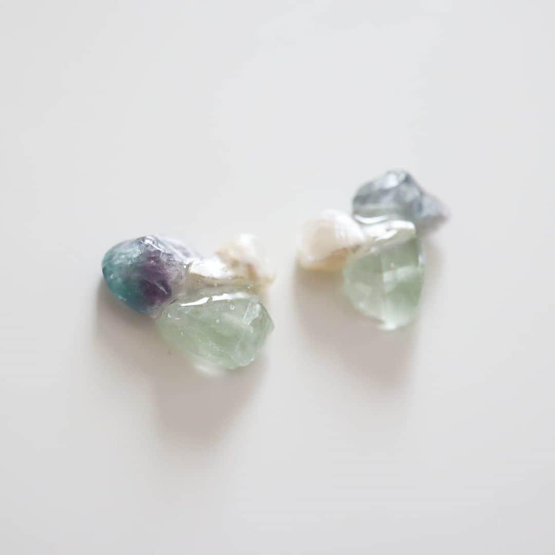 joueri accessory by Eri Sato(@satoeri626)さんのインスタグラム写真 - (joueri accessory by Eri Sato(@satoeri626)Instagram)「gem pierce〈mint×purple×white〉 · フローライトの石と淡水パールをレジンでまとめたピアス グラデーションが綺麗です · イヤリングパーツも対応できます · #joueri#アクセサリー#ピアス#天然石#淡水パール#レジンアクセサリー#天然石ピアス#イヤリング#カジュアルコーデ #ハンドメイドアクセサリー#fashion#ootd#outfit#code#coordinate#style#ファッション#コーディネート#コーデ#プチプラ#プチプラコーデ#シンプルコーデ#mamagirl#locari#partegram#カジュアル#お洒落さんと繋がりたい」7月9日 20時20分 - joueri