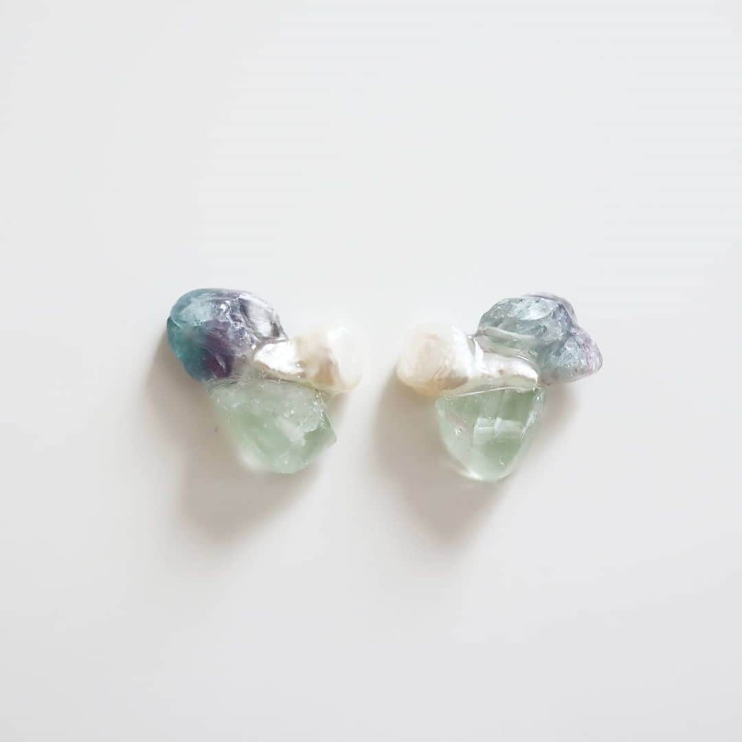 joueri accessory by Eri Sato(@satoeri626)さんのインスタグラム写真 - (joueri accessory by Eri Sato(@satoeri626)Instagram)「gem pierce〈mint×purple×white〉 · フローライトの石と淡水パールをレジンでまとめたピアス グラデーションが綺麗です · イヤリングパーツも対応できます · #joueri#アクセサリー#ピアス#天然石#淡水パール#レジンアクセサリー#天然石ピアス#イヤリング#カジュアルコーデ #ハンドメイドアクセサリー#fashion#ootd#outfit#code#coordinate#style#ファッション#コーディネート#コーデ#プチプラ#プチプラコーデ#シンプルコーデ#mamagirl#locari#partegram#カジュアル#お洒落さんと繋がりたい」7月9日 20時20分 - joueri