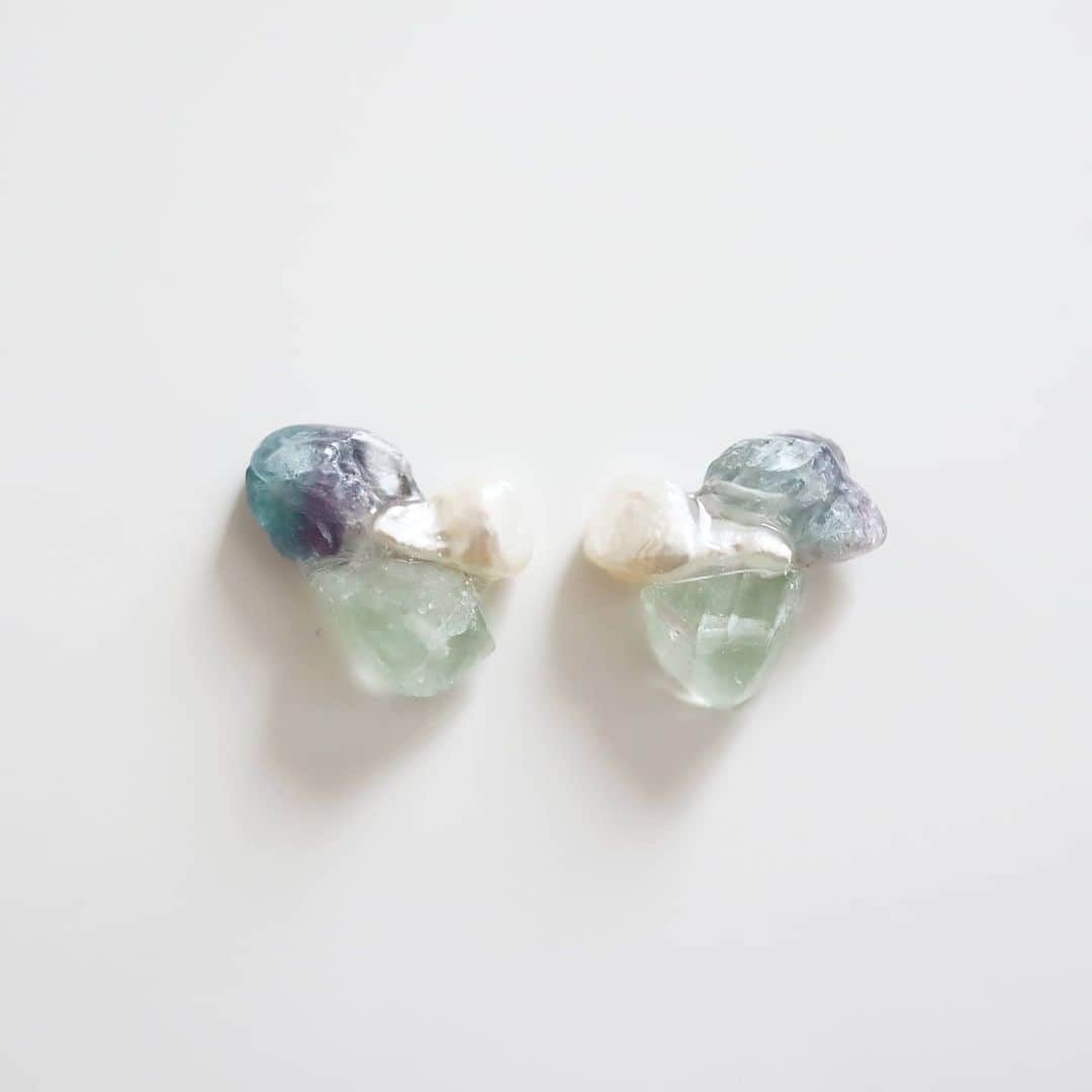 joueri accessory by Eri Sato(@satoeri626)のインスタグラム：「gem pierce〈mint×purple×white〉 · フローライトの石と淡水パールをレジンでまとめたピアス グラデーションが綺麗です · イヤリングパーツも対応できます · #joueri#アクセサリー#ピアス#天然石#淡水パール#レジンアクセサリー#天然石ピアス#イヤリング#カジュアルコーデ #ハンドメイドアクセサリー#fashion#ootd#outfit#code#coordinate#style#ファッション#コーディネート#コーデ#プチプラ#プチプラコーデ#シンプルコーデ#mamagirl#locari#partegram#カジュアル#お洒落さんと繋がりたい」