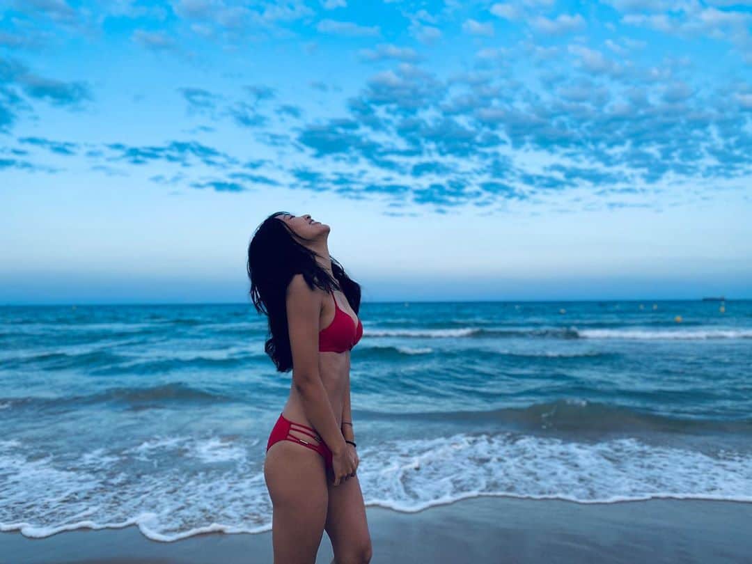 上枝恵美加さんのインスタグラム写真 - (上枝恵美加Instagram)「波の音ってなんでこんなに癒されるんやろう🏝 ． ． #beach #mediterranean #地中海 #japanesegirl #summergirl #bikini」7月9日 20時22分 - emika_kamieda