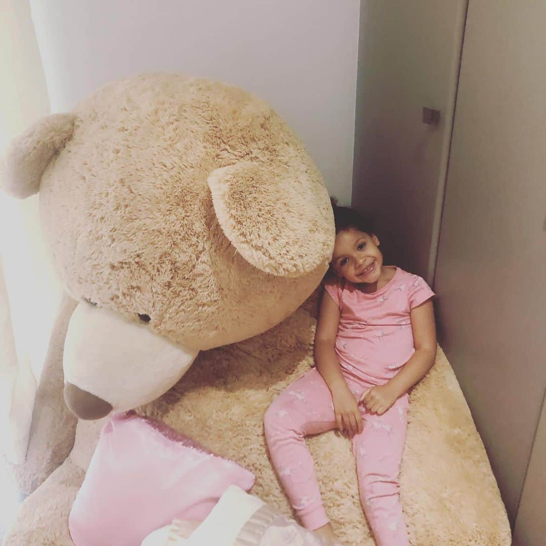 Tulisaさんのインスタグラム写真 - (TulisaInstagram)「I think this is the most amount of time I’ve got to spend with another human since lockdown 😩 my lil Mimi has come for a double sleep over with her aunty TT bringing love, sunshine & the most fun to my heart #lilbestie #mysocialbubble #favourite ❤️🤗xxx」7月9日 20時25分 - tulisacontostavlos