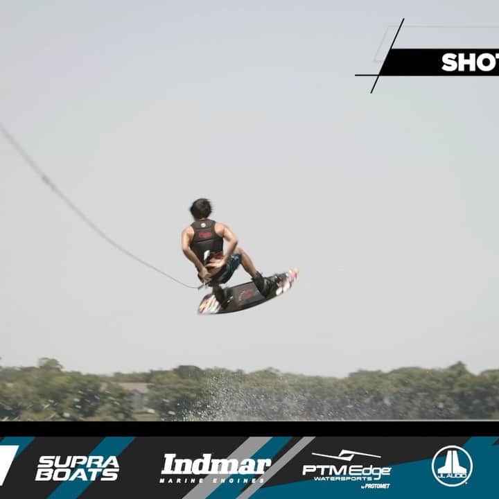 手塚翔太のインスタグラム：「FINALS IS NOW LIVE!! Here is my finals run of pro tour virtual stop 2👊🏻🔥 One of the hardest 6line I’ve ever done so go check it out and vote for your favorite run link in my bio🙌🏻  プロツアー2戦目の決勝が始まりました！ ウェイク人生で一番熱い6トリックラインかもしれません👊🏻🔥 ファン投票がスコアの25%に反映されるので是非好きな滑りに投票お願いします🙌🏻 投票は名前の横の◯をクリックして、下にあるsubmit your voteで完了です！　リンクはプロフィールに貼ってあります😌🙏🏻」