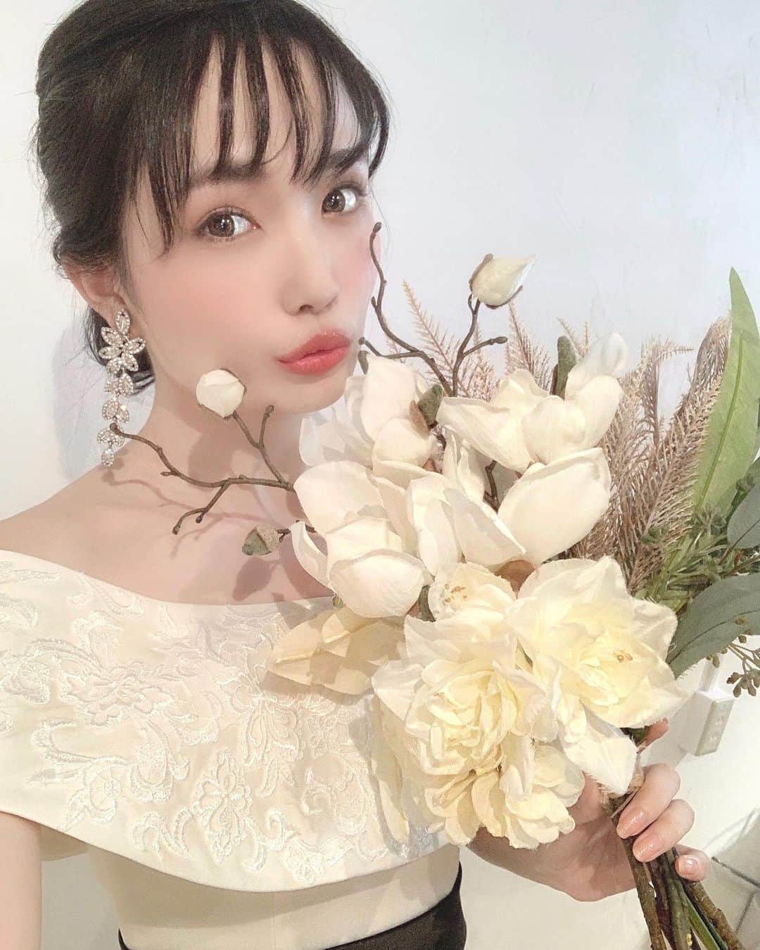 のインスタグラム：「💐💐﻿ ﻿ ヘアメイクさんの魔法で、﻿ いつもと違う自分に変身させてもらえるのも﻿ このお仕事の面白さ❤️❤️😋﻿ ﻿ 〝麻里さんがやったことない感じにしたくて〟﻿ ってヘアメイクを考えてくれて、﻿ 可愛い＆新鮮なヘアメイクをしてくれる﻿ クレールさん(@claire.omotesando)💐🥺﻿ ﻿ このシースルーバング＆﻿ 大人っぽくてかっこいい感じのヘアメ新鮮✨﻿ (ウエストきゅっと絞られたデザイン素敵な﻿ ドレスだから2枚目の動画も見てね⏩)﻿ ﻿ ﻿ 先日の撮影では、﻿ 素敵なドレス6着も着させていただいて﻿ それぞれヘアメイクもチェンジしたから、﻿ 撮影データすごく楽しみー💕☺️﻿ ﻿ ﻿ #クレール表参道#claire#クレールブライダルスタジオ#ウェディングモデル#Dressy花嫁#プラコレ#ビジョビ#wedding#weddingdress#wedding_mari」