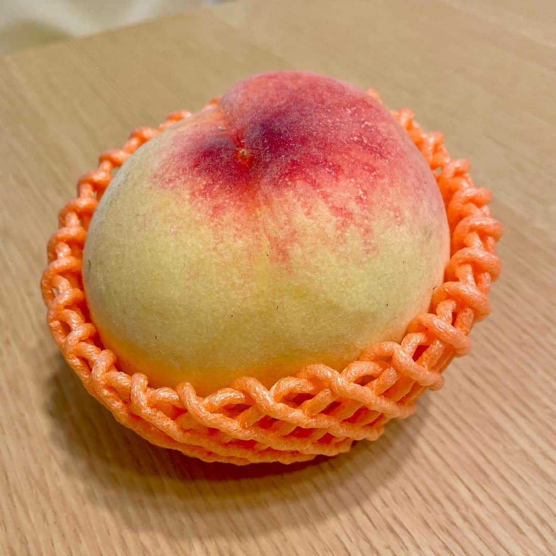 堀江淳のインスタグラム：「今シーズンの初桃🍑 ちょっと高いの買ったら美味しかった❗️ 「還暦は　美味しいものを　ちょっと食べる」 #桃 #ビーチハウス」