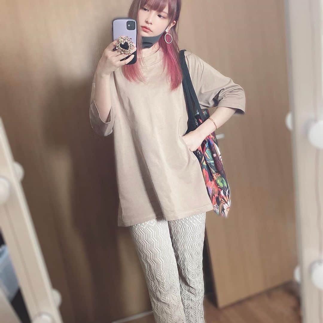 のインスタグラム：「ㅤ #PAGEBOY のこのTシャツ、#adidas のこのバッグ、このイヤリングとバングル、しょっちゅう付けてる😂頭使わない日のコーデ...  ㅤ ㅤ ㅤ ㅤ ㅤ ㅤ ㅤ  #自撮り #japanese #japanesegirl #cute #girl #me #selfie #follow #followｍe #粉我 #좋아요 #팔로미 #셀카 #love #fashion #ファッション #お洒落さんと繋がりたい #ootd #コーデ #コーディネート #coordinate #ベージュコーデ」