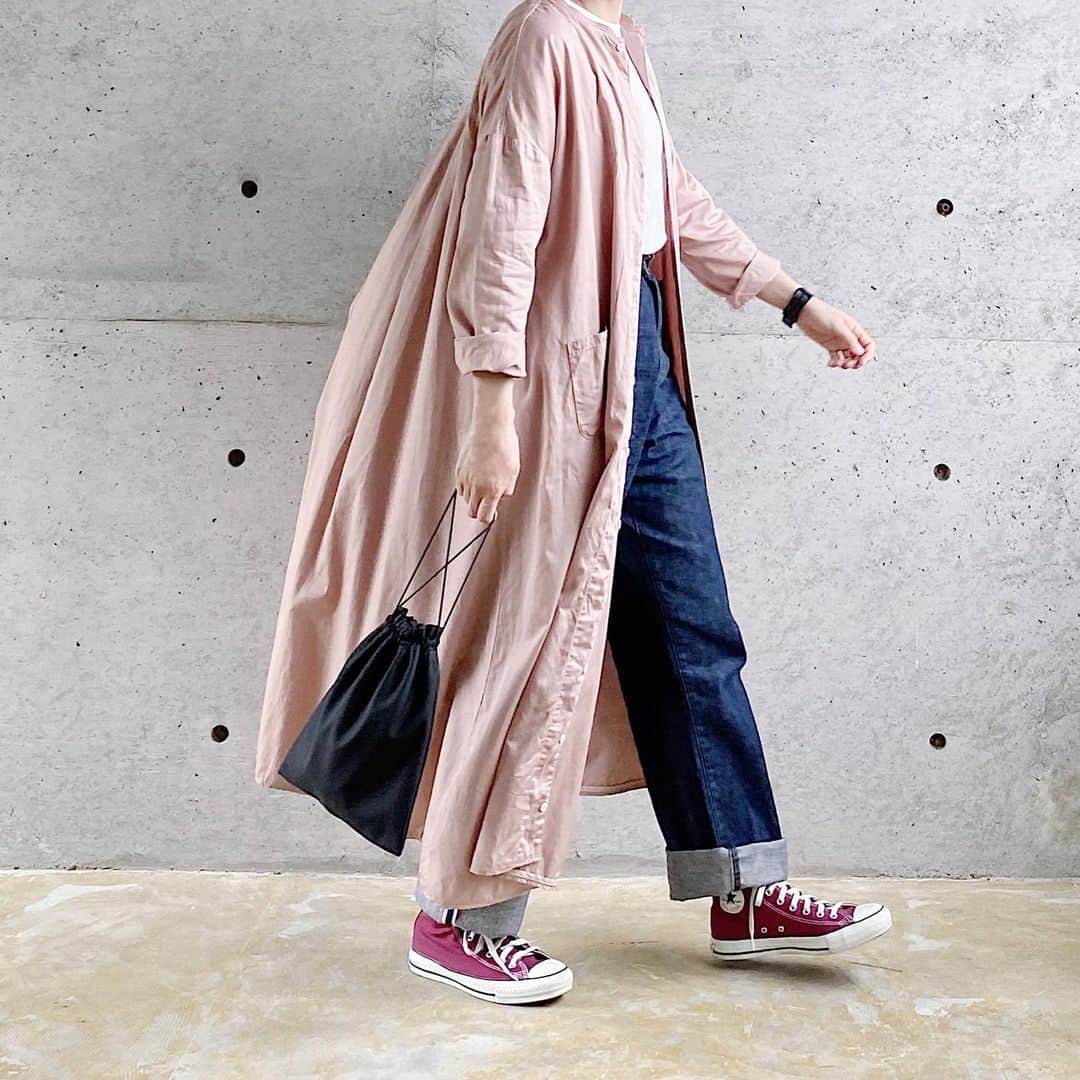 ryokoさんのインスタグラム写真 - (ryokoInstagram)「▪︎ . ピンクのアトリエローブとマリリンデニム。 . . . dress #harvesty tee #auralee bottoms #anatomica  shoes #converse  bag #era_goods」7月9日 20時43分 - ryo___ka