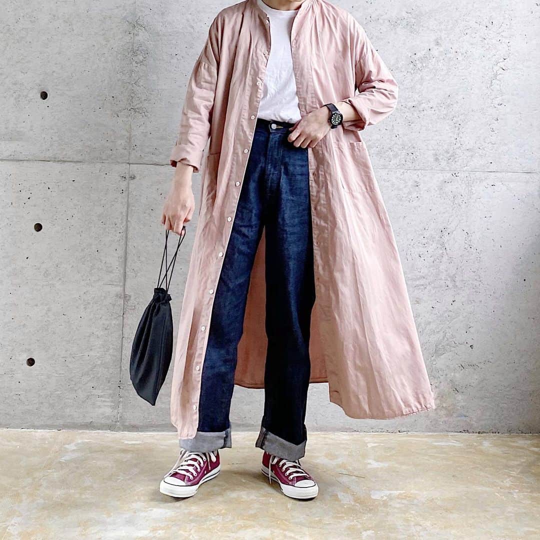 ryokoさんのインスタグラム写真 - (ryokoInstagram)「▪︎ . ピンクのアトリエローブとマリリンデニム。 . . . dress #harvesty tee #auralee bottoms #anatomica  shoes #converse  bag #era_goods」7月9日 20時43分 - ryo___ka
