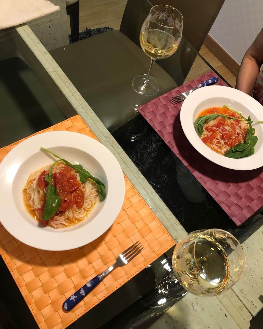 カン・ユンジさんのインスタグラム写真 - (カン・ユンジInstagram)「오늘은 여름인만큼 토마토 냉 소면 요리 ❤️ 어마마마와 함께 먹었어요 운동후엔 왜케 배고프죠 ㅋ  今日は夏だからこそ、トマト🍅冷素麺　をつくりました。 I made cold Tomato 🍅  noodle  #自炊　#tomato」7月9日 20時48分 - leheekang