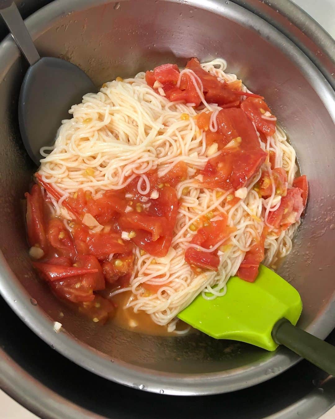 カン・ユンジさんのインスタグラム写真 - (カン・ユンジInstagram)「오늘은 여름인만큼 토마토 냉 소면 요리 ❤️ 어마마마와 함께 먹었어요 운동후엔 왜케 배고프죠 ㅋ  今日は夏だからこそ、トマト🍅冷素麺　をつくりました。 I made cold Tomato 🍅  noodle  #自炊　#tomato」7月9日 20時48分 - leheekang