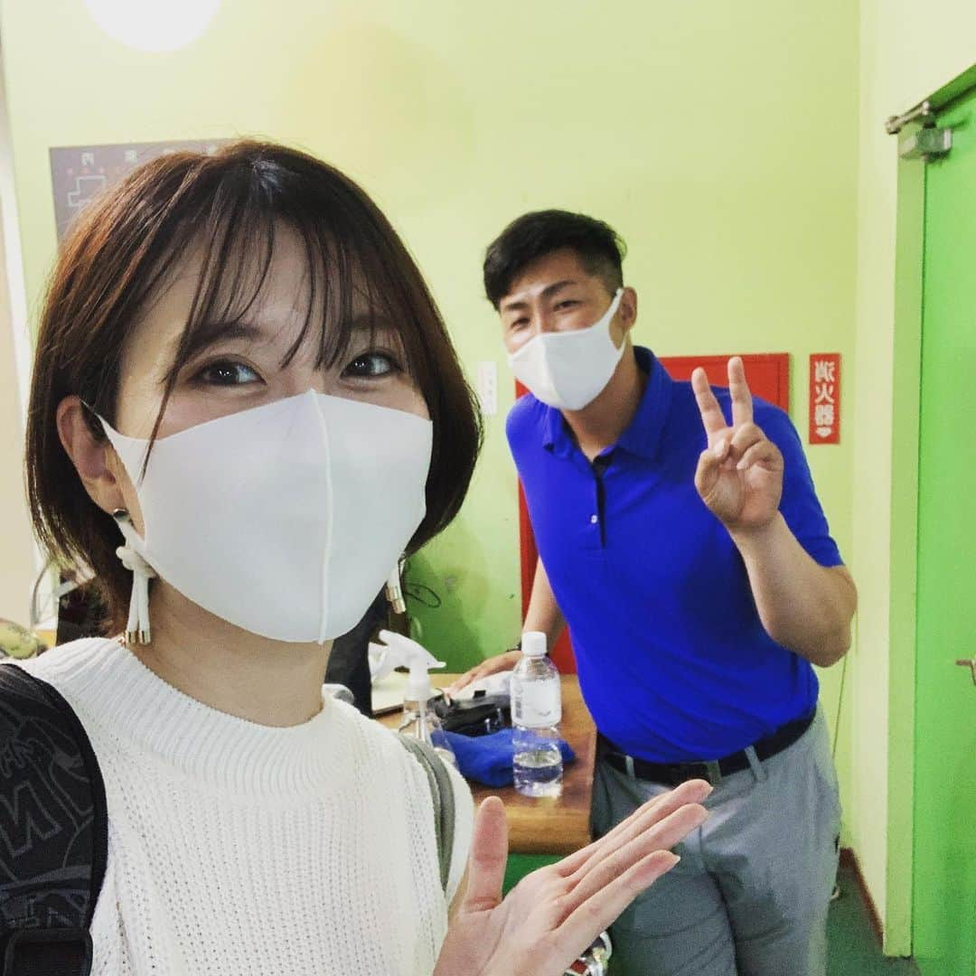 矢野冬子のインスタグラム：「今日は、ゴルフレッスンでした🏌️‍♀️🏌️‍♂️ 、 水村先生も髪の毛を切られてて 夏気分🥳！！お似合いです！！ 、 最近は、自分の癖を治しつつ バックスイングの練習をしています🥳！！！ 左右への体重移動が本当に難しい😹！ でも徐々にドライバーの苦手意識がなくなってきた気もします🤔 、 早くコース回りたい(^^)！！！！ 、 #NAS永山 #ゴルフスクール #ゴルフ女子」