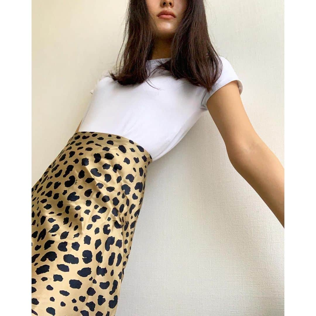 ELLE girl JAPANさんのインスタグラム写真 - (ELLE girl JAPANInstagram)「レオパード柄スカート×シンプルトップの組み合わせがトレンド🖤﻿ ﻿ 引き続きアニマル柄が人気の今シーズン、おしゃれガールの中ではレオパード柄スカートがヒット中✨白や黒のシンプルなトップを合わせてちょっぴり大人に着こなすのが今どき💭みんなのレオパードスカートコーデを参考にしてみて👀﻿ ﻿ 📸1. @sunsetglowgirl ﻿ 2. @daily.larisa ﻿ 3. エル・ガール ユニオンmimi( @iammimijp )﻿ ﻿ 🦄 @ellegirl_jp ではみんなの素敵な投稿をご紹介♡﻿ 「メイクポーチの中身」「夏リップ 」「夏の愛用バッグ」「サンダルコーデ」の写真を募集中🤳﻿ 【 #ellegirluni 】のタグを付けて投稿してね📲﻿ ﻿ #ellegirlfashion #夏ファッション #夏コーデ #夏コーディネート #夏コーデ2020 #アニマル柄コーデ #アニマル柄スカート #レオパードスカート #レオパード柄 #レオパード #ザラ #ザラコーデ #zaraoutfit #asos #エイソス #realisationpar #白tコーデ #白tシャツ #タンクトップ #tシャツコーデ #エイチアンドエム購入品 #エイチアンドエム #hm #hmoutfit #プチプラコーデ #プチプラファッション #レオパードコーデ」7月9日 21時02分 - ellegirl_jp