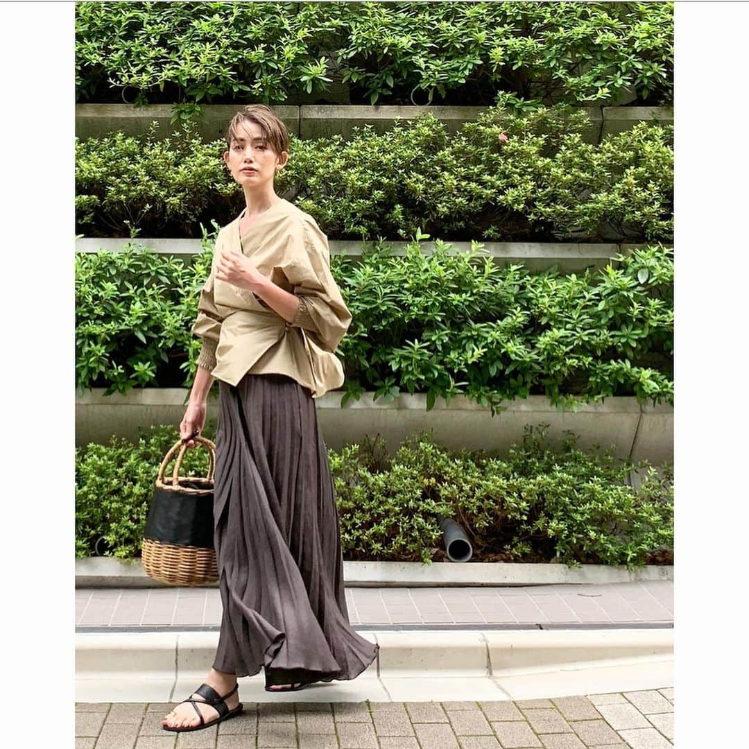 武藤京子さんのインスタグラム写真 - (武藤京子Instagram)「* * 昨日のお洋服 * 雨が多くて 沈みがちだけど @stateofmind.som の 華やかなデザインのブラウスで 気分を上げてみました😊 * サンダルは 展示会でオーダーしていた @rim.ark のもの * #ootd  #ブラウス #stateofmind #som #intheknowgl #ステートオブマインド  #スカート #slobeiena #スローブイエナ  #バッグ #elendeek #エレンディーク  #靴 #rimark #リムアーク  #アメブロ更新しました  #STORYブログ更新しました」7月9日 20時55分 - kyokomuto0628