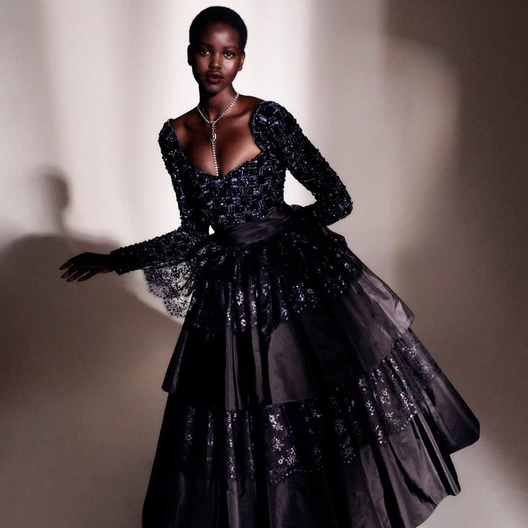 シャネルさんのインスタグラム写真 - (シャネルInstagram)「A ‘Grand Siècle’ allure — a layered taffeta and lace dress with an all-over embroidered corsage from the CHANEL Fall-Winter 2020/21 Haute Couture collection, photographed by Mikael Jansson. Featured with CHANEL High Jewelry.  See all the looks on chanel.com  #CHANELHauteCouture #CHANEL #CHANELHighJewelry @MikaelJansson @AdutAkech」7月9日 21時00分 - chanelofficial