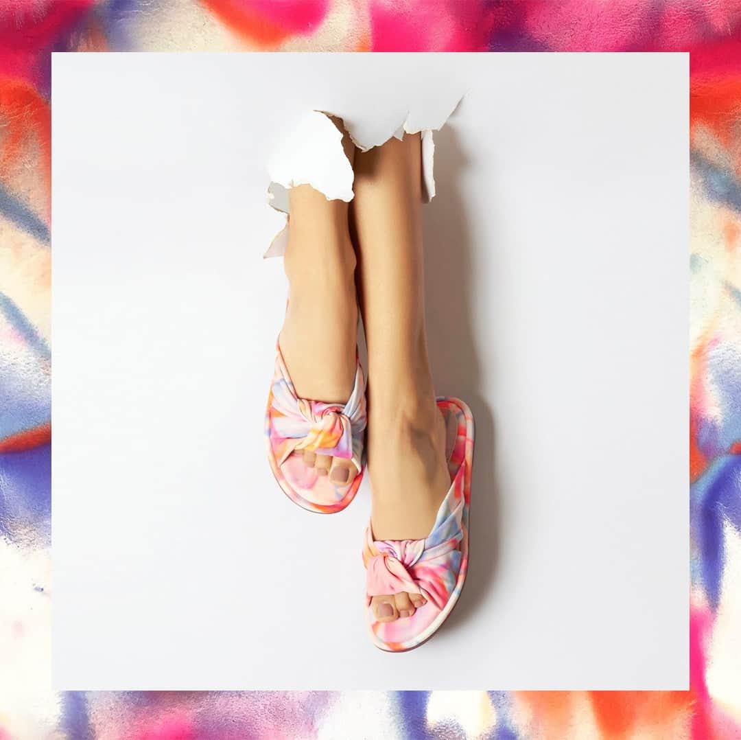 Schutzのインスタグラム：「KEEP IT FUN - SCHUTZ TIE DYE VIBES❤️ #liveinschutz」