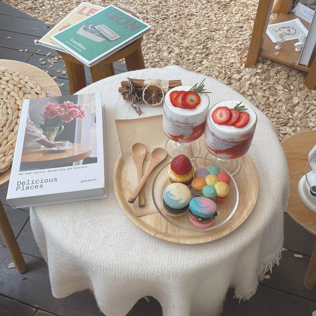 青木菜花のインスタグラム：「.﻿ .﻿ 本日もカフェ投稿☕️🤍﻿ ﻿ ずっと行きたかったところ！﻿ マカロンが美味しいんだ〜〜〜〜﻿ ﻿ 髪も染めたの！！！﻿ .﻿ . #なのかふぇ巡り #カフェ #カフェ巡り #かふぇすたぐらむ #渋谷カフェ #表参道カフェ #青山カフェ #カフェスタグラム #マカロン #instalike #instagood #instafood #l4l #原宿カフェ #moonsoul」