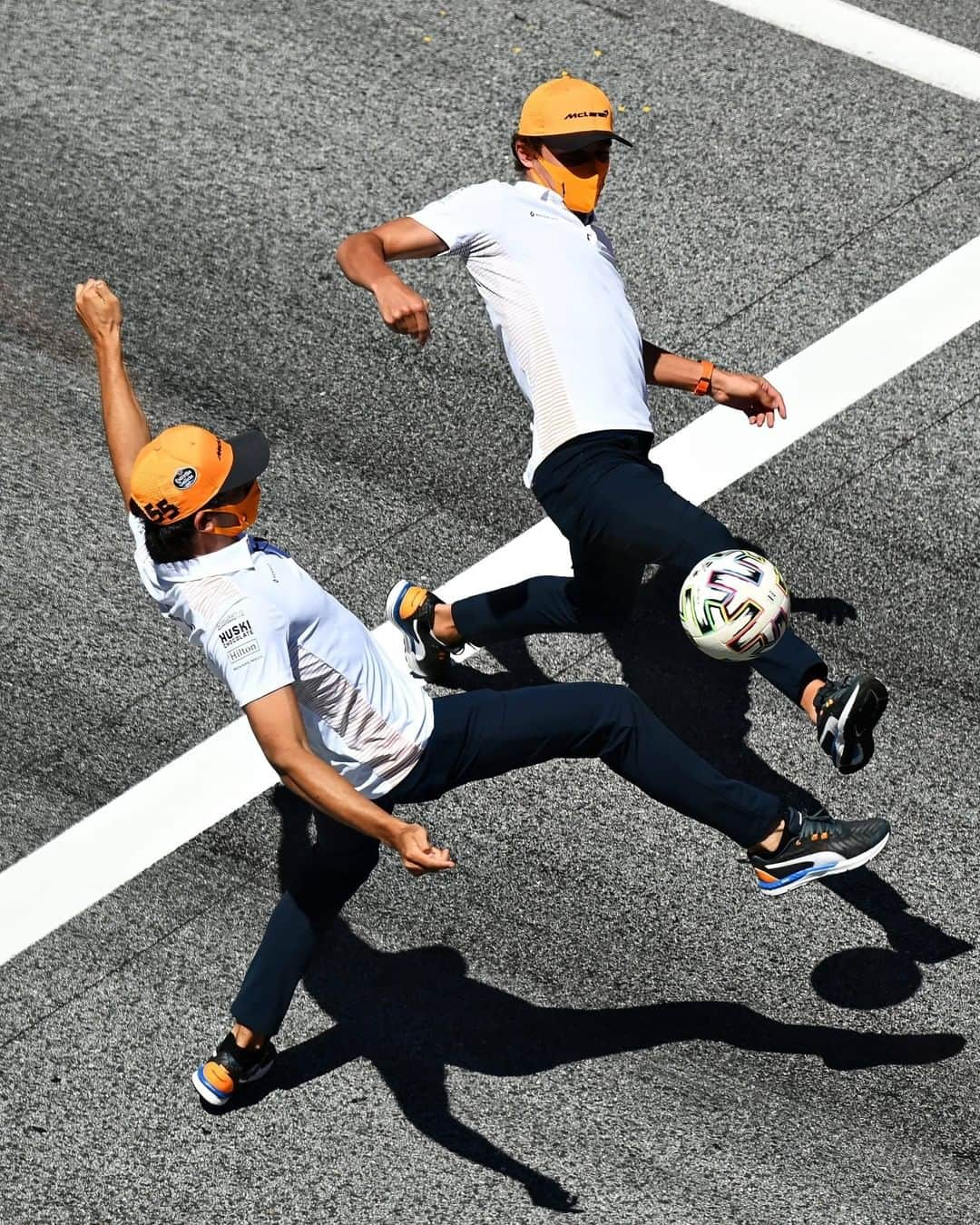 F1さんのインスタグラム写真 - (F1Instagram)「McLaren starting the weekend off on the right foot ⚽️ . #F1 #Formula1 #AustrianGP #Football @mclaren @carlossainz55 @landonorris」7月9日 21時12分 - f1