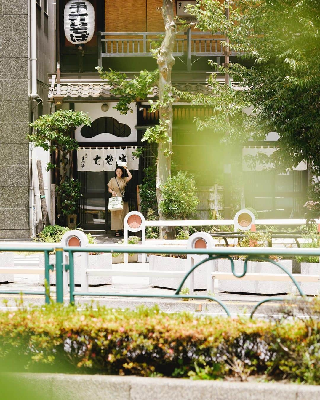 平野紗季子さんのインスタグラム写真 - (平野紗季子Instagram)「神田まつやから見る松屋神田店と 松屋神田店から見る神田まつや🤝 @popeye_magazine_official 連載味な店今月は"松屋とまつや"です。神田には『神田まつや』と『松屋神田須田町店』が向かい合う奇跡スポットがあります #僕の私の味な店 ©︎ @gunners0626」7月9日 21時20分 - sakikohirano