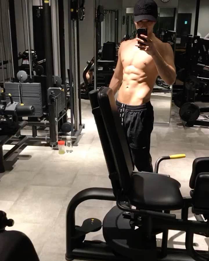 原田デイビッドのインスタグラム：「Take care of your body. It is the only place you have to live in.💯💯💯  @hero_gym_official  is the place to be. 🤙🤙🤙  #physicalfitness #fitness #workout #healty #gym #herogym #ジム #フィットネス  #ボディーメイク  #筋トレ」